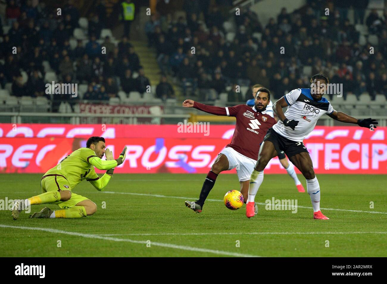 Januar 2020; Olympisches Grande Torino Stadium, Turin, Piemont, Italien; Serie-A-Fußball, Torino gegen Atalanta; Duvan Zapata von Atalanta schießt, trifft aber auf den Posten, während Torhüter Salvatore Sirigu vom Torino FC zum Deckung kommt Stockfoto