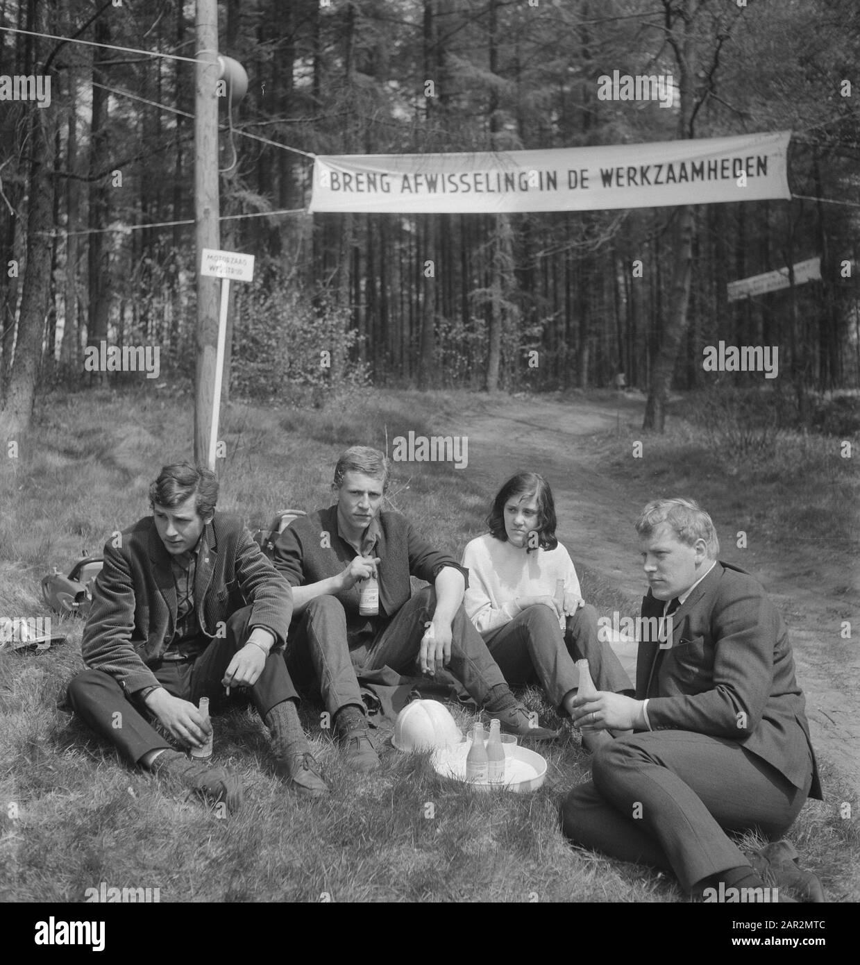 Keine Daten verfügbar/Vielfalt im Arbeitsdatum: Undatierte Stichwörter: Wälder, Getränke, Männer, Banner, Frauen Stockfoto