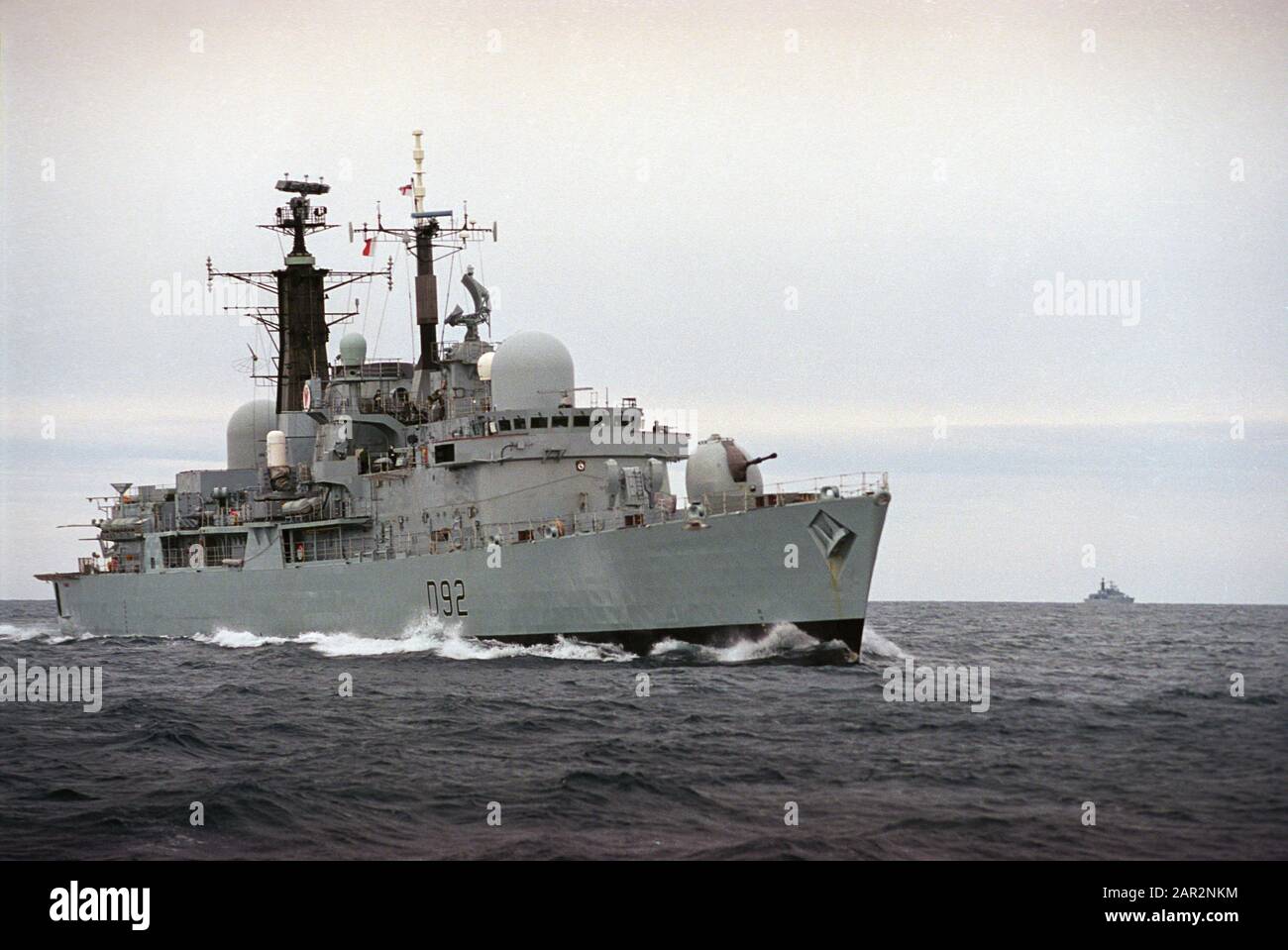 Der Typ 42 Destroyer HMS Liverpool in Gesellschaft mit der HMS Nottingham, bei Übungen vor der Westküste Schottlands, JMC 3/04 (Joint Maritime Course). Stockfoto