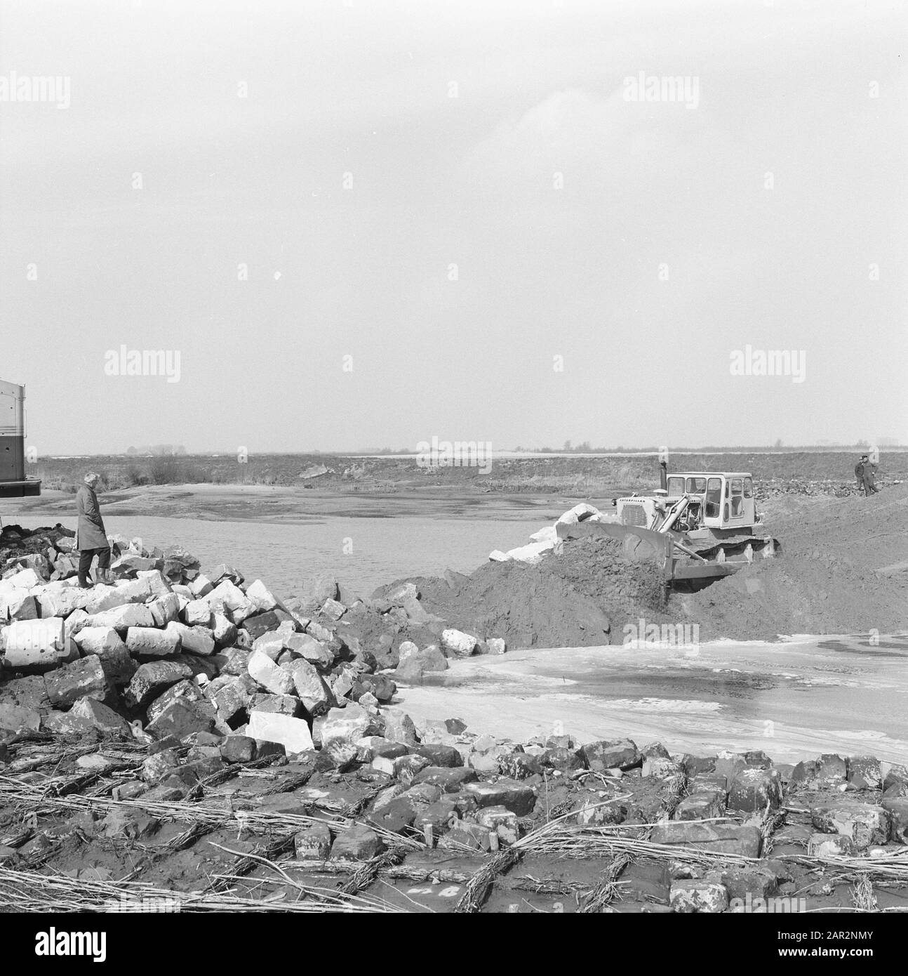 Aktivitäten, Bulldozer, Felsbrocken Datum: Undatierter Ort: Biesbosch Schlüsselwörter: Bulldozer, Felsbrocken, Werke Stockfoto