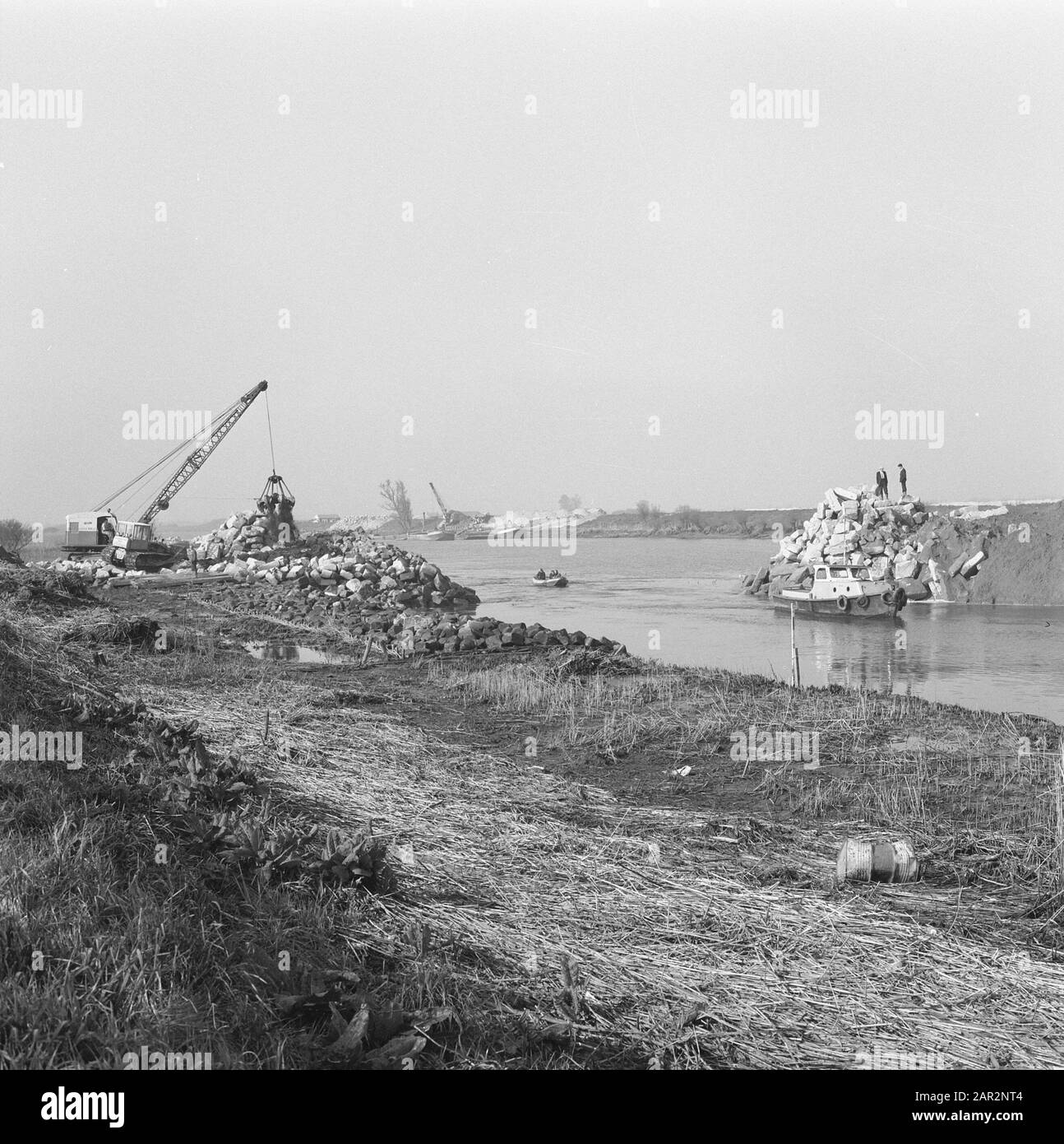 Arbeit, Wasser, Draglines, Felsbrocken, Boote, Arbeiter, Bulldozer Datum: Undatierter Ort: Biesbosch Schlüsselwörter: Arbeiter, Boote, Bulldozer, Draglines, Kobel, Wasser, Arbeit Stockfoto