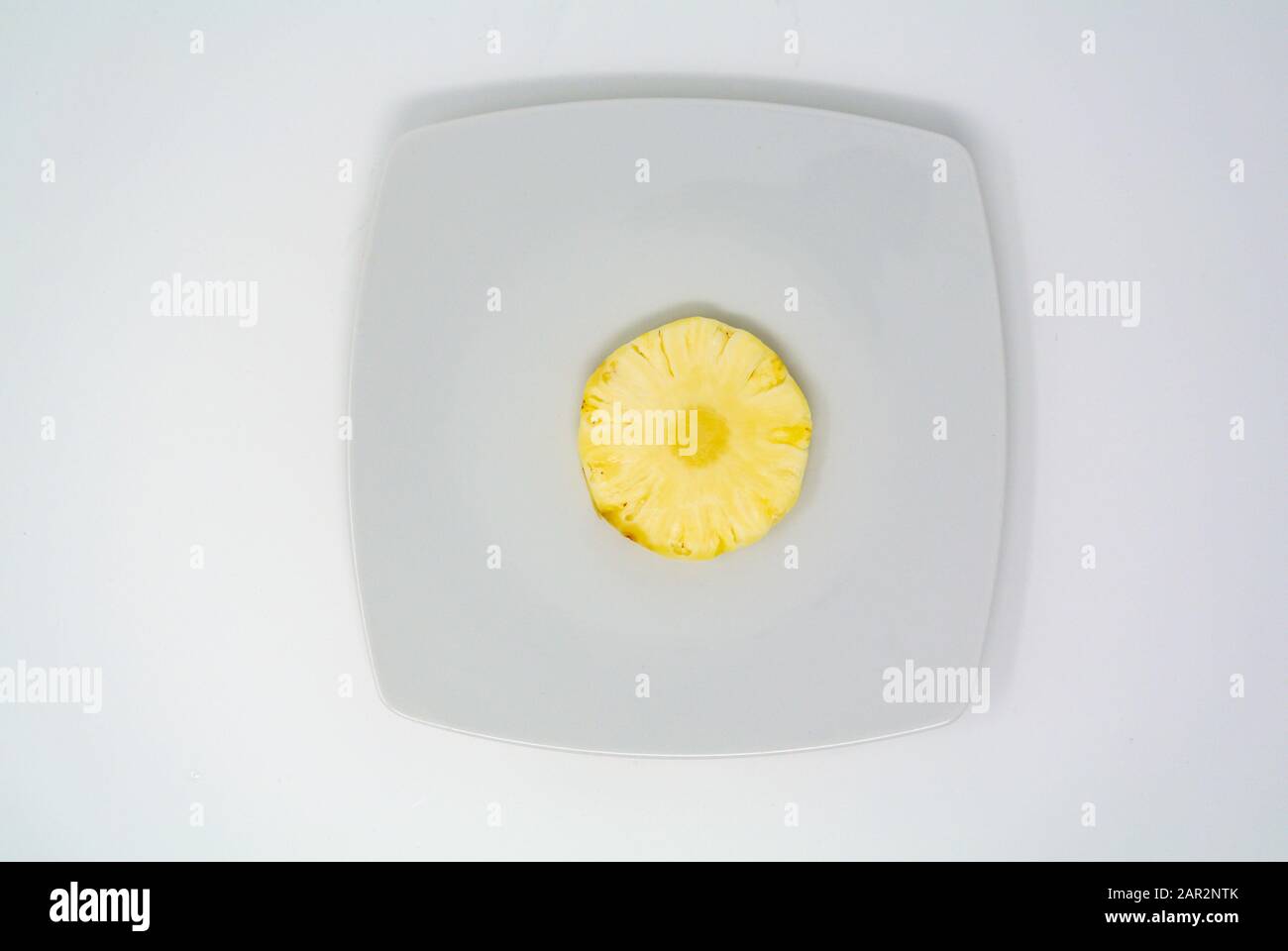 Ein Stück Ananas auf einem weißen Gericht Stockfoto