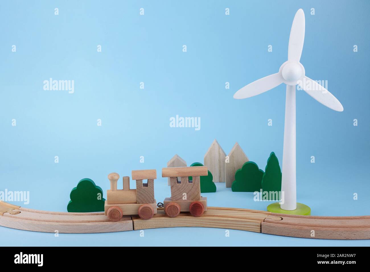 Holzspielzeug für Kinder auf blauem Hintergrund. Hintergrund Von Eco Toys Stockfoto