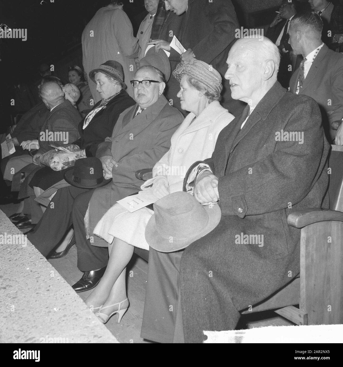 Niederlande gegen niederländische Antillen, Minister Korthal nahm an dem Spiel, von links die Frau, Ministerin Korthals, Frau und Herr Jonkman Datum: 5. September 1962 Ort: Niederlande, Niederländische Antillen Schlüsselwörter: Frau, Wettbewerbe persönlicher Name: Jonkman Stockfoto