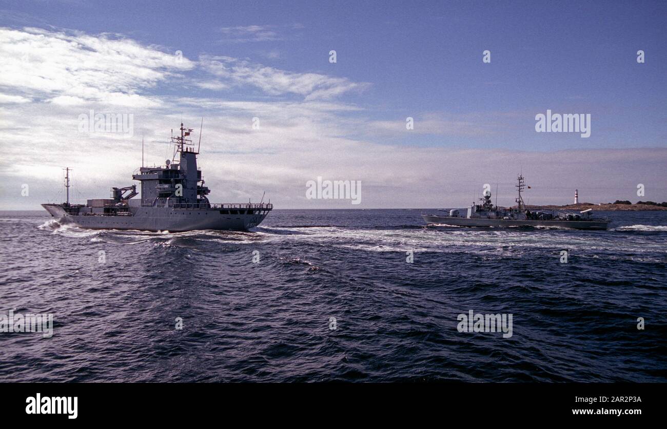 Der deutsche fast Patrol Boat Tender Elbe wird von der Gepard fast Attack Craft Type 143A, Zobel (P6125) der 7th fast Patrol Boat Squadron, die mit Exocet-Anti-Ship-Raketen bewaffnet ist, die aus norwegischen Gewässern in die Ostsee fahren, begleitet. Stockfoto