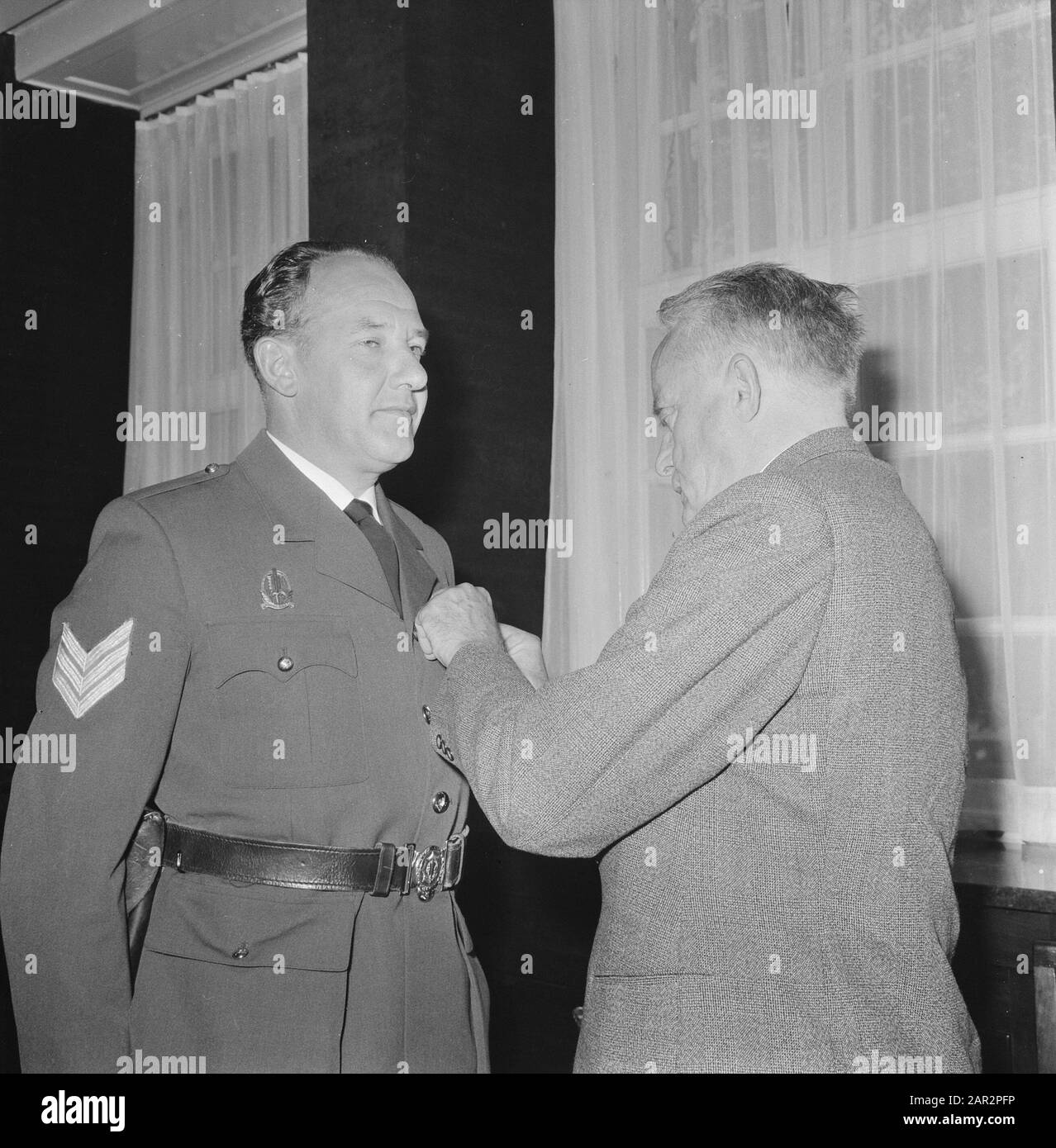 Verleihung der Medaille Carnegie Heldenfonds Herr J. Klaasesz (Vorsitzender Carnegiefonds) überreicht die Bronzemedaille dem Hauptvertreter J.H.A. Veerkamp im Rathaus von Amsterdam Datum: 20. August 1968 Ort: Amsterdam, Noord-Holland Schlagwörter: Gruppenporträts, Medaillen, Auszeichnungen Personenname: Klaasesz, J., Veerkamp, J.H.A. Stockfoto