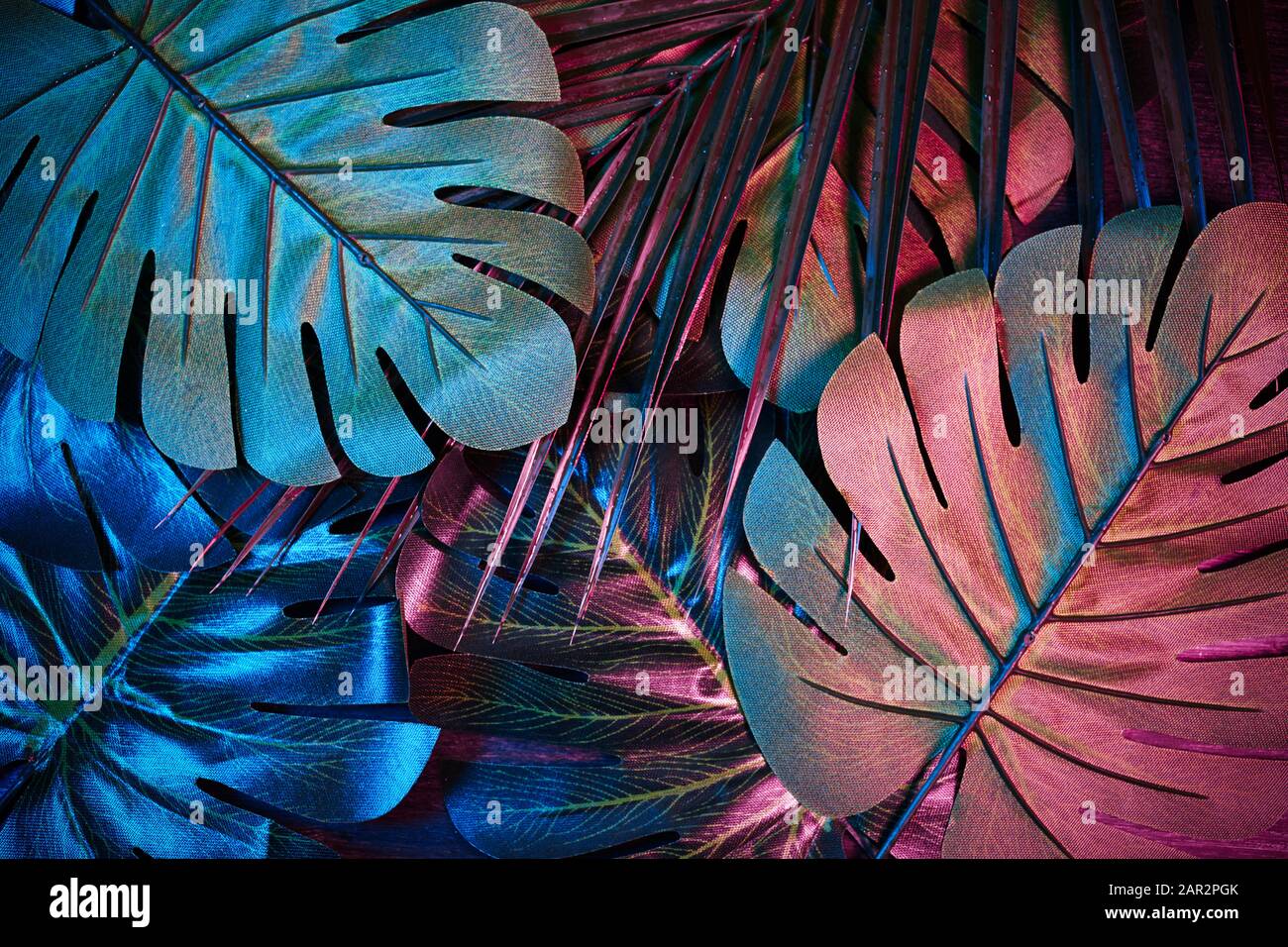 Neon-Dschungel, elektrisches tropisches Glitch-Sommermuster. Flaches Lay. Draufsicht Stockfoto