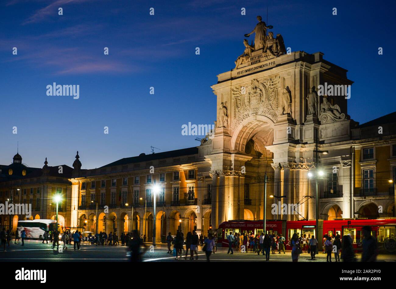 Abendgarnituren auf dem Rua Augusta Bogen, der zum Gedenken an den Wiederaufbau Lissabons nach dem Erdbeben von 1755 erbaut wurde. Stockfoto