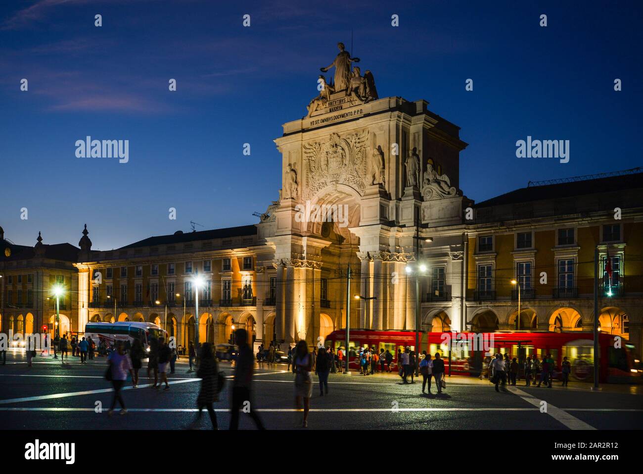 Abendgarnituren auf dem Rua Augusta Bogen, der zum Gedenken an den Wiederaufbau Lissabons nach dem Erdbeben von 1755 erbaut wurde. Stockfoto