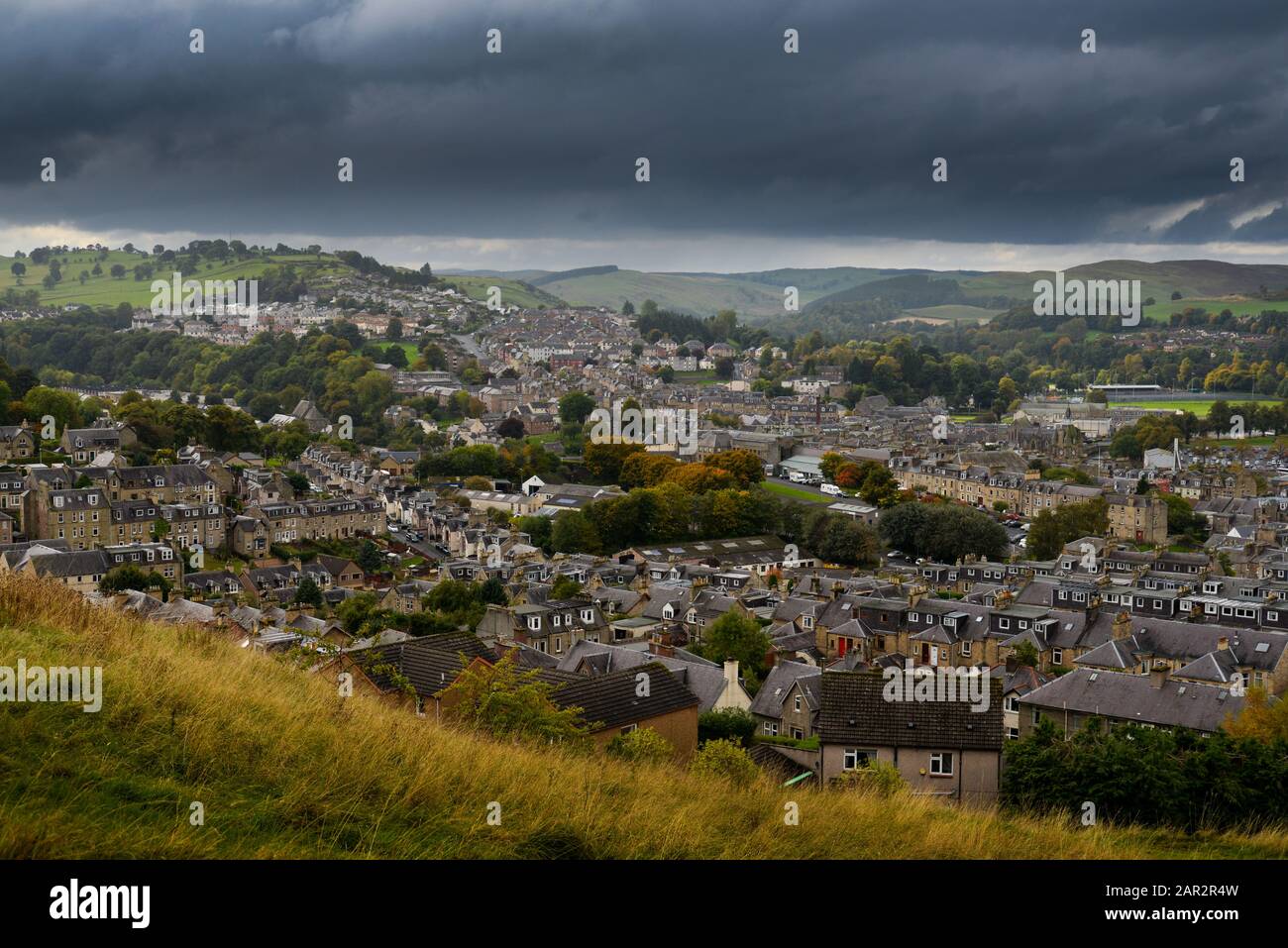 Stürmische Wolken über der schottischen Grenzstadt Hawick Stockfoto