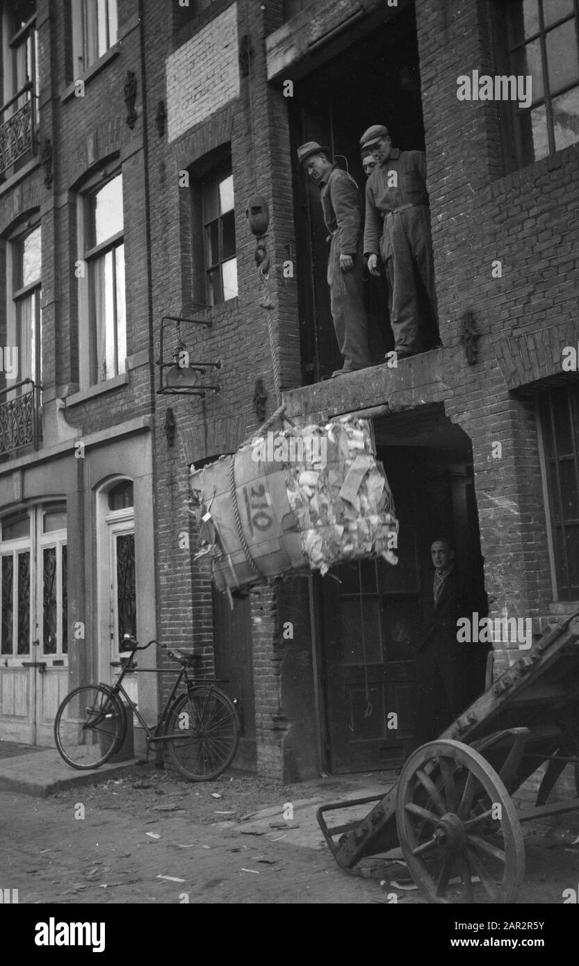 Einlegen von Altpapier Datum: 23. Januar 1947 Stichwörter: Papier Stockfoto