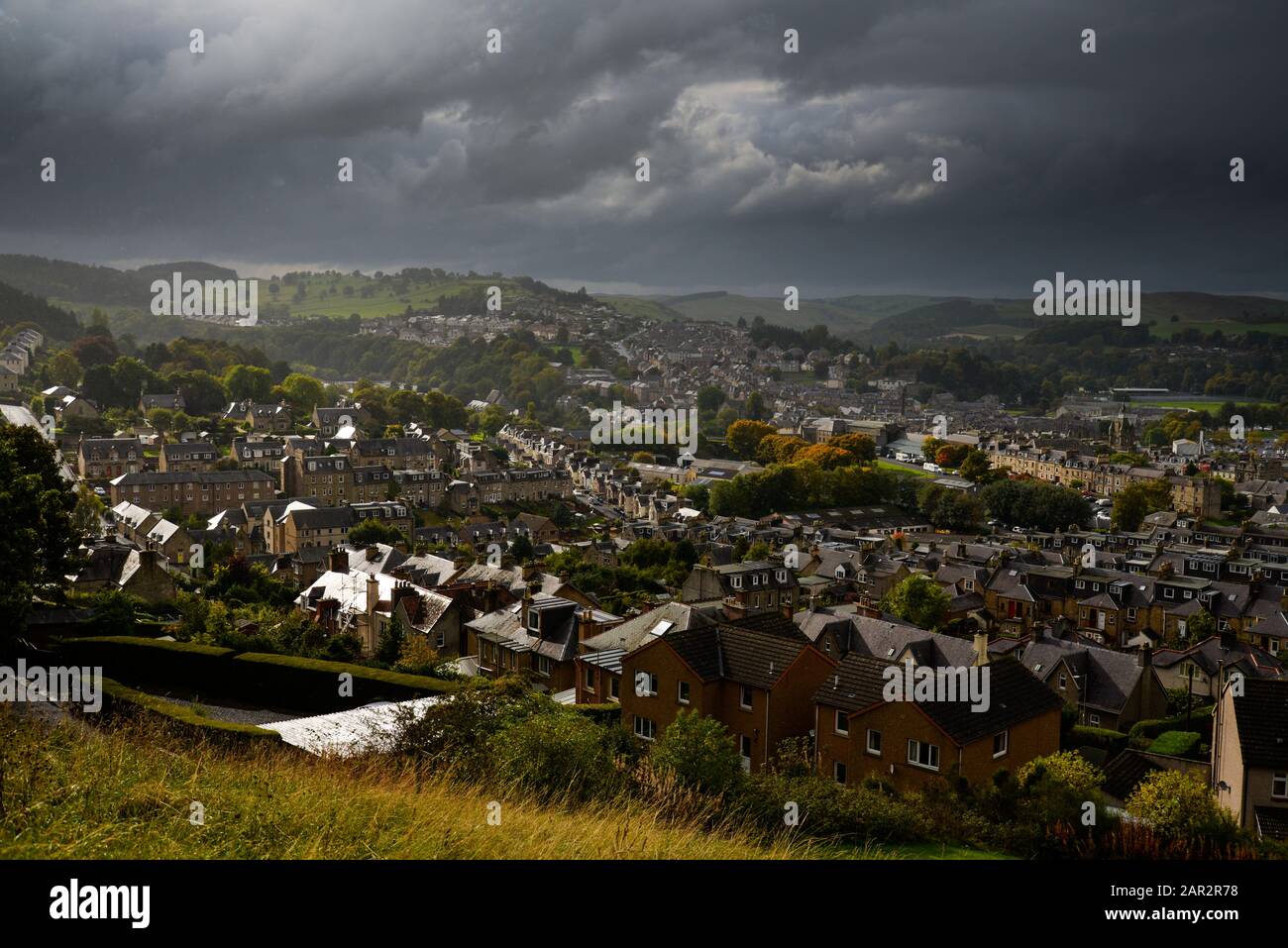 Stürmische Wolken über der schottischen Grenzstadt Hawick Stockfoto