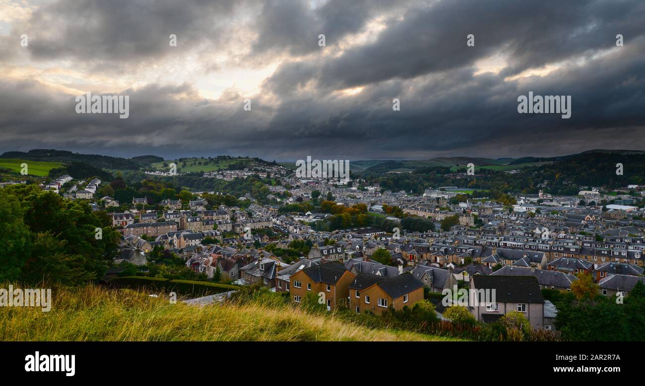 Stürmische Wolken über der schottischen Grenzstadt Hawick Stockfoto