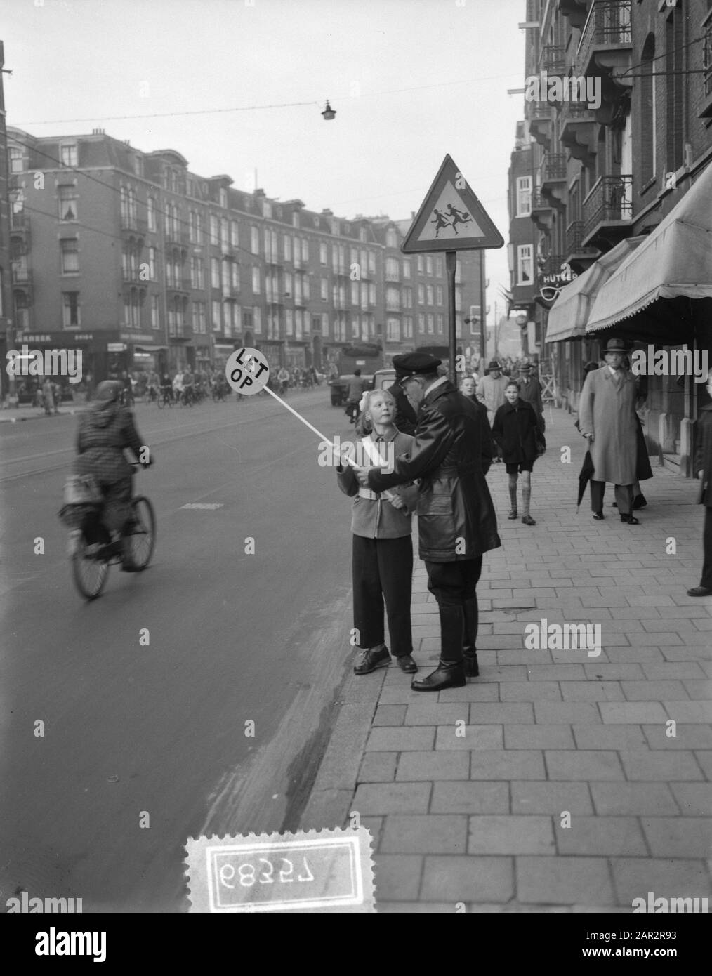 Neues Stoppschild der Verkehrsschulbrigade, Inspektor A. M. Koppejan Datum: 10. November 1954 Schlagwörter: Inspektoren, Stoppschilder Personenname: A. M. Koppejan Stockfoto