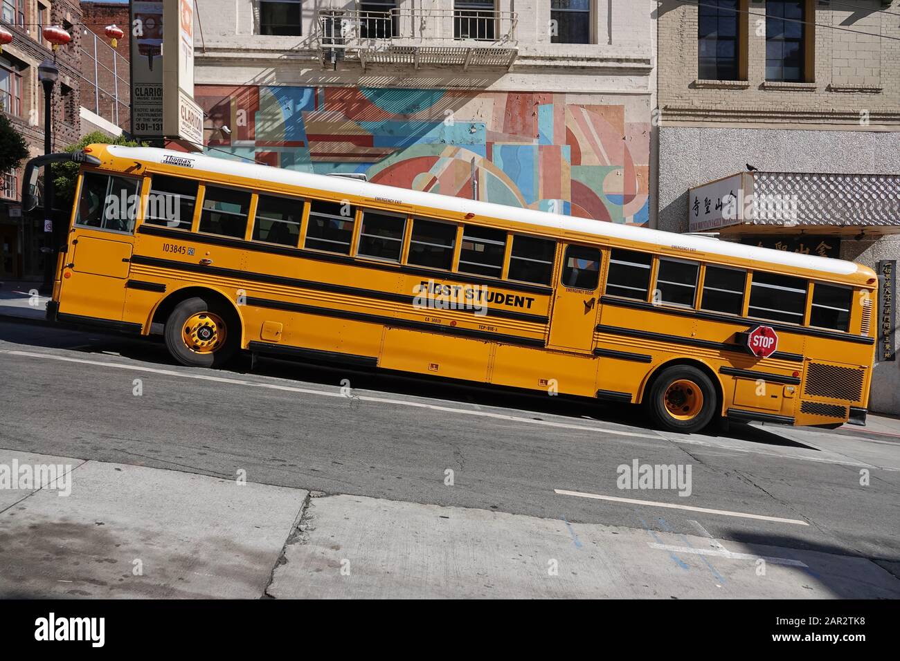 Schulbus parkte auf einer sehr steilen Straße in San Francisco Chinatown Stockfoto