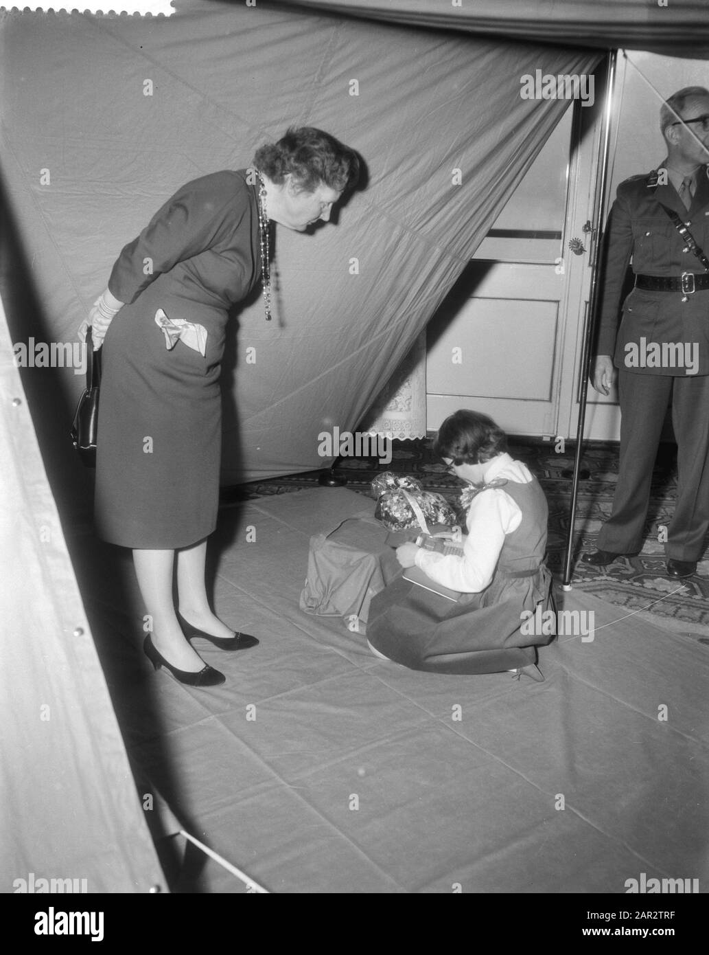 Prinzessin Marijke (im Zelt). Landm Datum: 18. Februar 1959 Stichwörter: Zelte Personenname: MARIZE Stockfoto