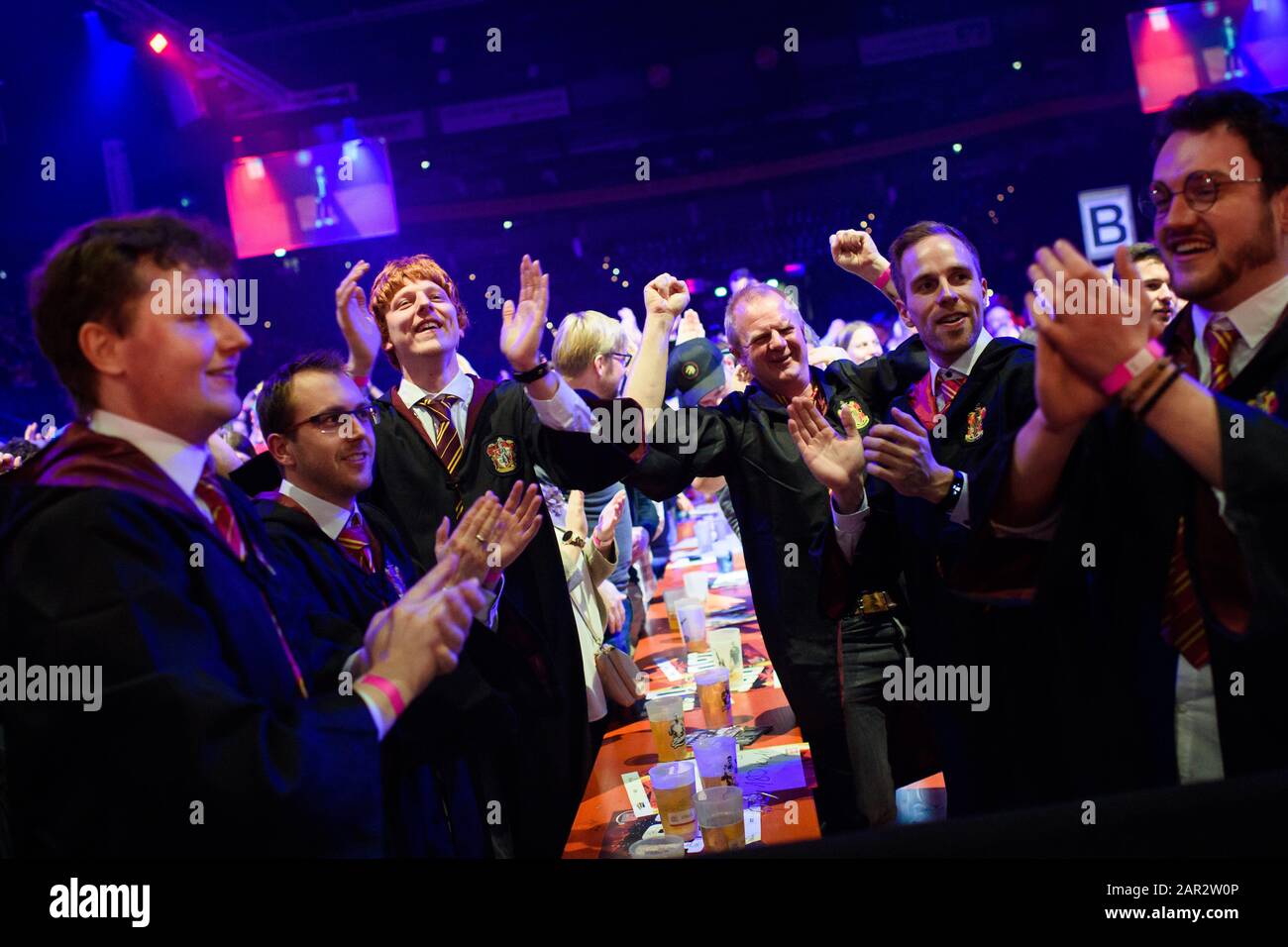 Kiel, Deutschland. Januar 2020. Verkleidete Fans jubeln vor der Bühne während der Baltic Darts Gala in der Sparkassen-Arena. Credit: Gregor Fischer / dpa / Alamy Live News Stockfoto