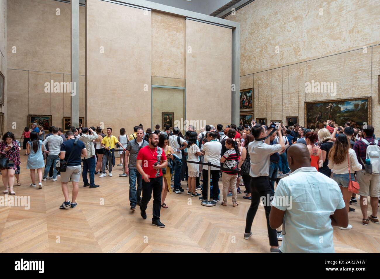 Besucher stehen Schlange, um die Mona Lisa im Denon Flügel des Louvre Museums (Musée du Louvre) in Paris, Frankreich, zu sehen Stockfoto
