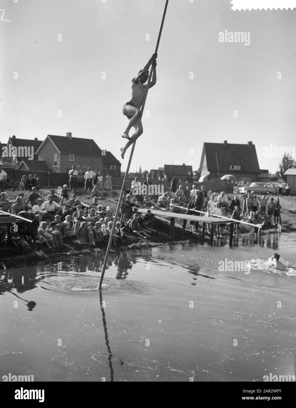 Meisterschaft des niederländischen Stabhochspringens in Apeldoorn, Tj. Idzardi aus Der Frauenpfarre Datum: 5. September 1959 Ort: Apeldoorn, Gelderland Schlüsselwörter: CHAMPONIES, Pole Long Jump persönlicher Name: TJ. Idzardi Stockfoto