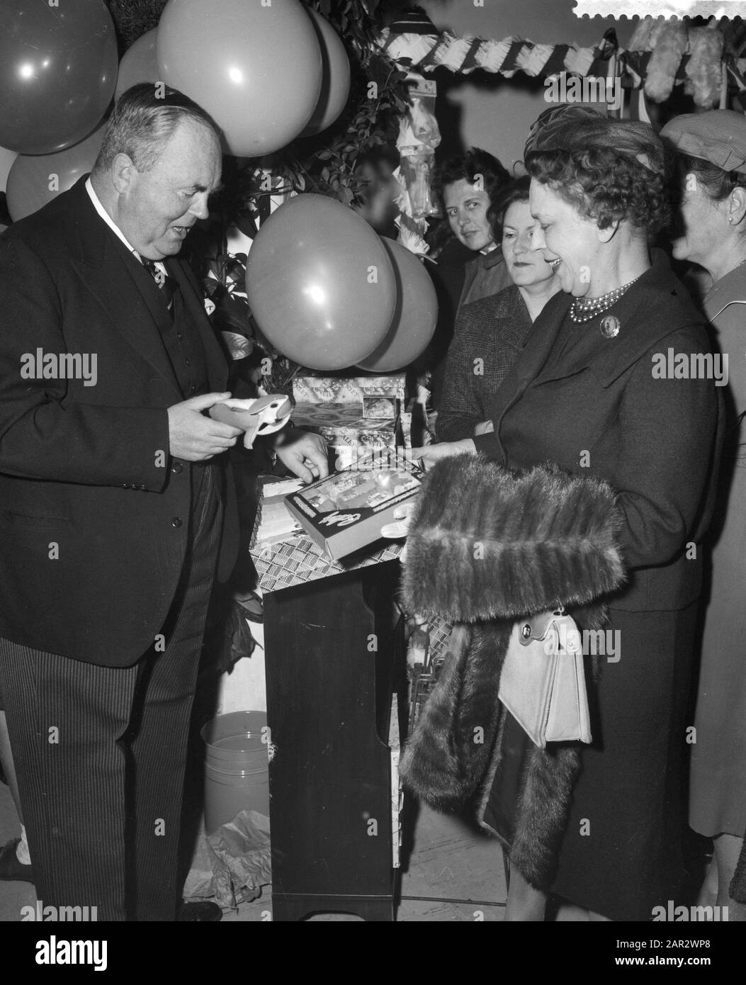 Englischer Botschafter Sir Paul Mason eröffnet Basar in Den Haag Datum: 13. November 1959 Ort: Den Haag, Süd-Holland Schlüsselwörter: Botschafter, Basare, Eröffnungen persönlicher Name: Mason, Paul Stockfoto
