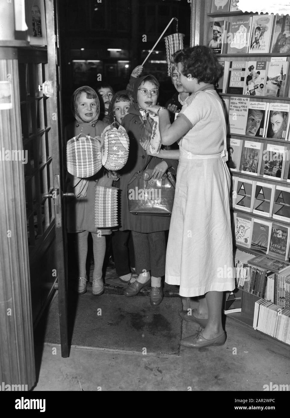 St. Maartenviering im Zaanstreek Datum: 11. November 1959 Standort: Noord-Holland, Zaanstreek Institutionenname: Sint-Maarten Stockfoto