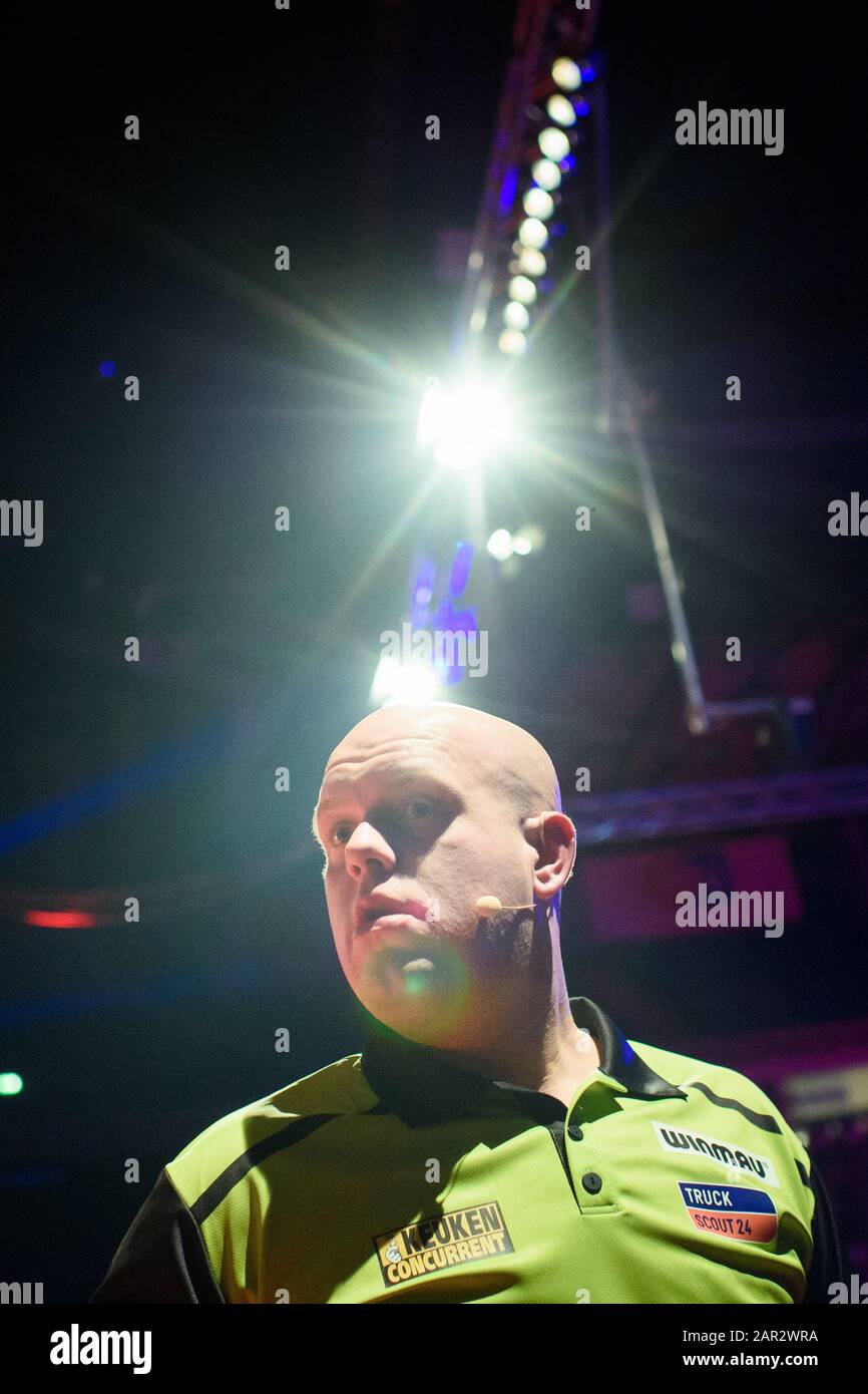 Kiel, Deutschland. Januar 2020. Michael van Gerwen wird während der Ostsee Darts Gala in der Sparkassen-Arena auf die Bühne kommen. Credit: Gregor Fischer / dpa / Alamy Live News Stockfoto