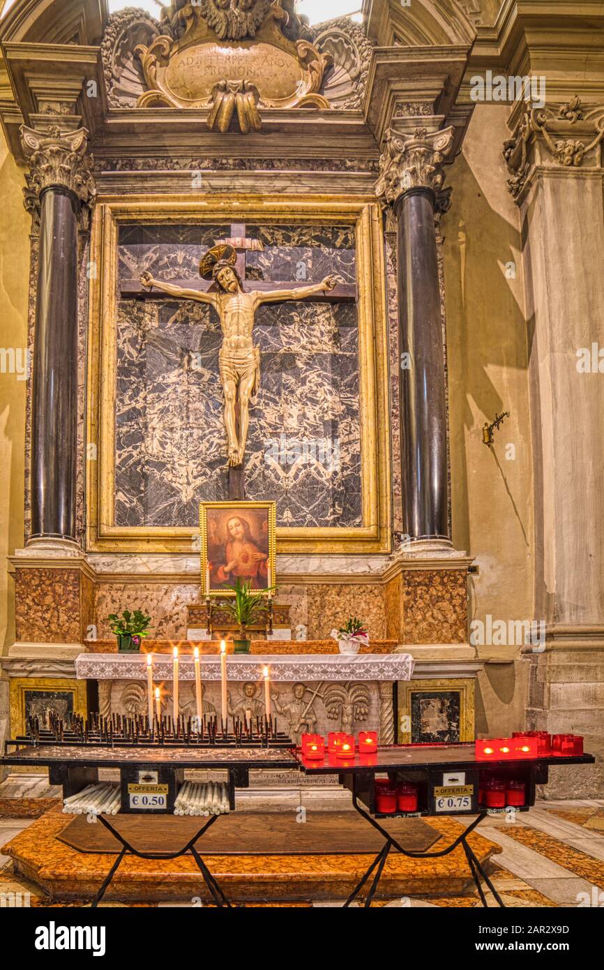 Ravenna, ITALIEN - 19. JUNI 2019: Licht erleuchtet die Kreuzigung Jesu Christi in der Kathedrale von Ravenna Stockfoto