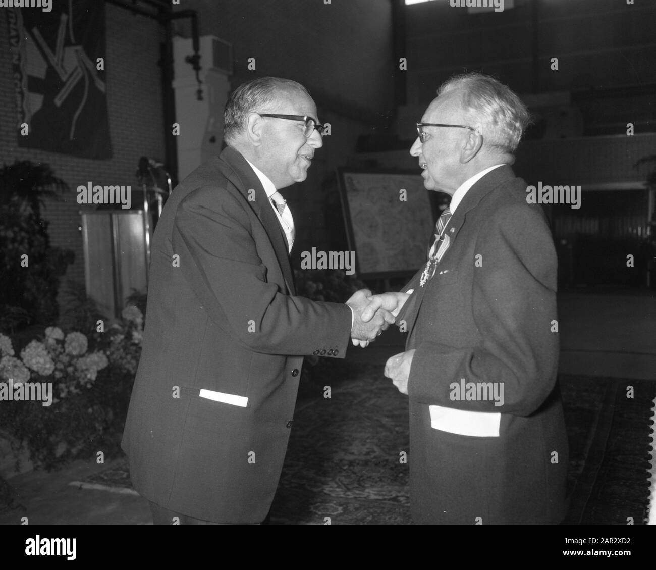 U.F.M. Dellaert, Unternehmensdirektor Schiphol, verabschiedet sich, Minister Korthals gibt Preisverleihung Datum: 30. Juni 1960 Stichwörter: Autos, Bürgermeister, Direktoren, Flugzeuge, Preise Personenname: Dellaert, U.F.M. Stockfoto