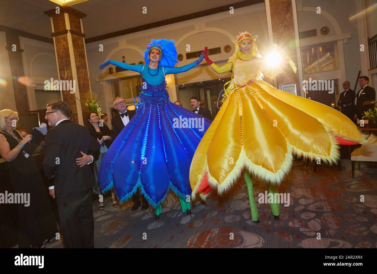 Hamburg, Deutschland. Januar 2020. Darsteller auf Stelzen stehen beim 71. Hamburger Presseball in der Lobby des Hotels "Atlantic". Kredit: Georg Wendt / dpa / Alamy Live News Stockfoto