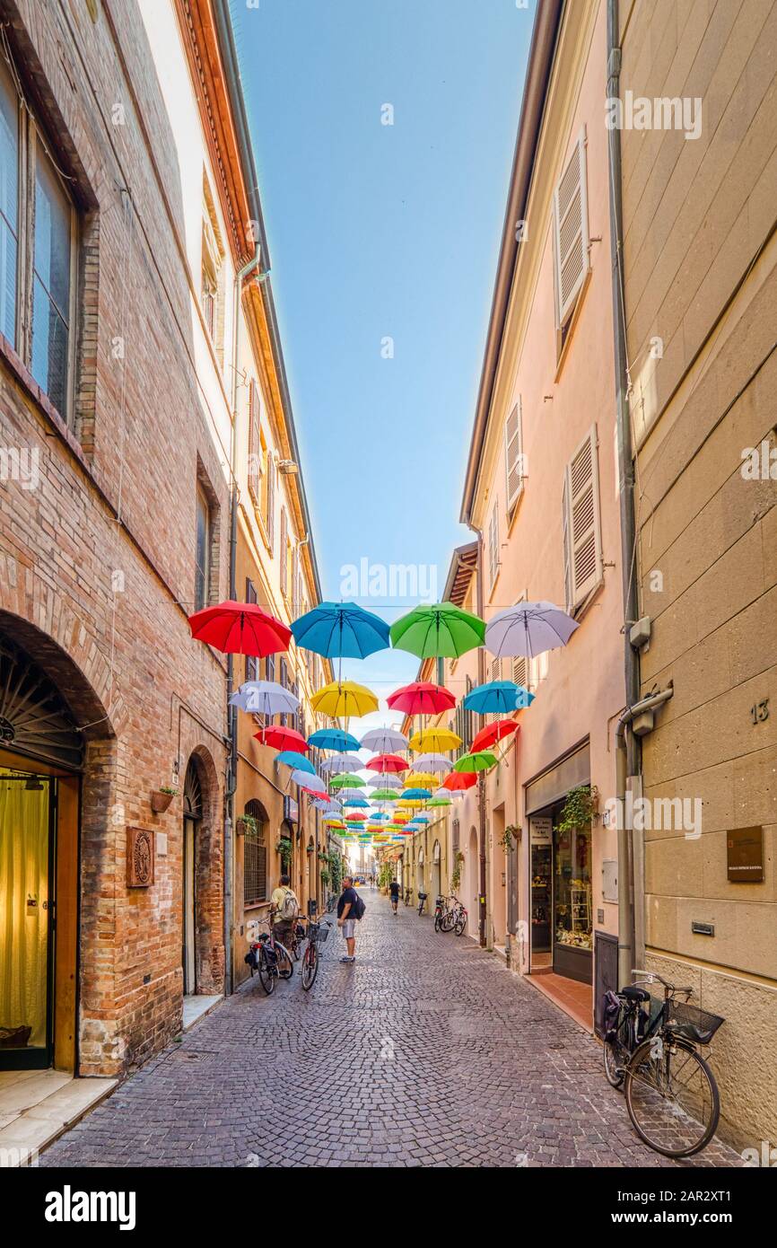 Ravenna, ITALIEN - 19.2019: Wind winkt bunt hängende Regenschirme in der  Straße des historischen Zentrums von Ravenna Stockfotografie - Alamy