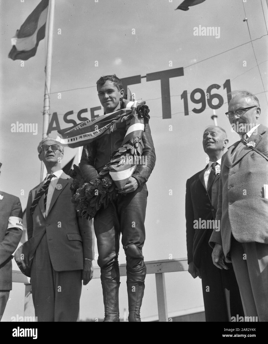 TT Assen 1961 Huldiging Gary Hocking (Rhodesien) Sieger 500cc Rennen mit Blumen Datum: 24. Juni 1961 Ort: Assen, Drenthe Schlagwörter: Motorsport, Rennen persönlicher Name: Hocking, Gary Institution Name: TT Stockfoto