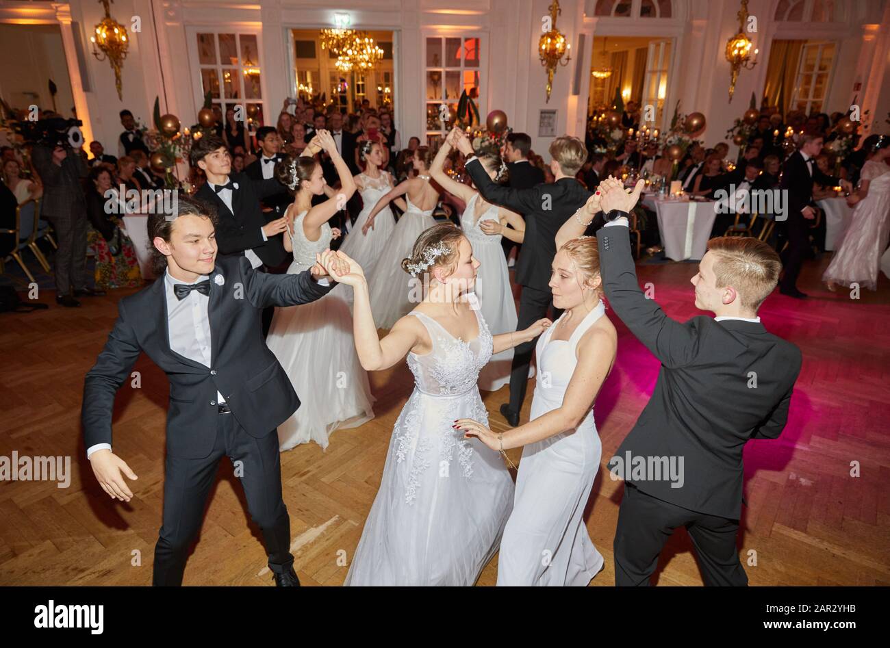 Hamburg, Deutschland. Januar 2020. Die Debütanten tanzen beim 71. Hamburger Presseball im Hotel "Atlantic". Kredit: Georg Wendt / dpa / Alamy Live News Stockfoto