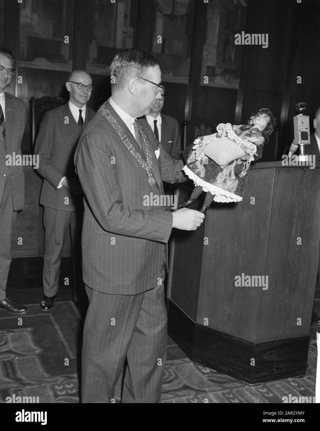 Rezeptionspersonal Meine Messe-Dame. Das Rathaus in Amsterdam anlässlich der fünfhundertsten Aufführung Datum: 9. Februar 1962 Ort: Amsterdam, Noord-Holland Schlüsselwörter: Belege, Angestellte, Rathäuser Stockfoto