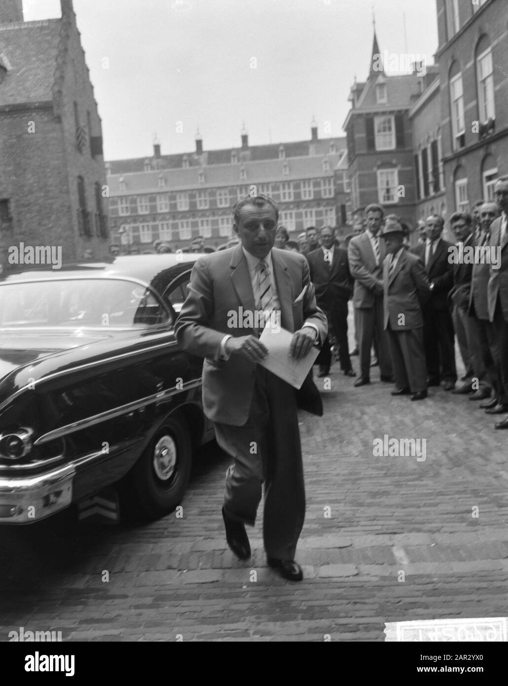 Ministerrat traf sich zur Frage von Neuguinea, Minister von Aartsen Datum: 14. August 1962 Ort: Neuguinea-Schlüsselwörter: Ministerrat Stockfoto