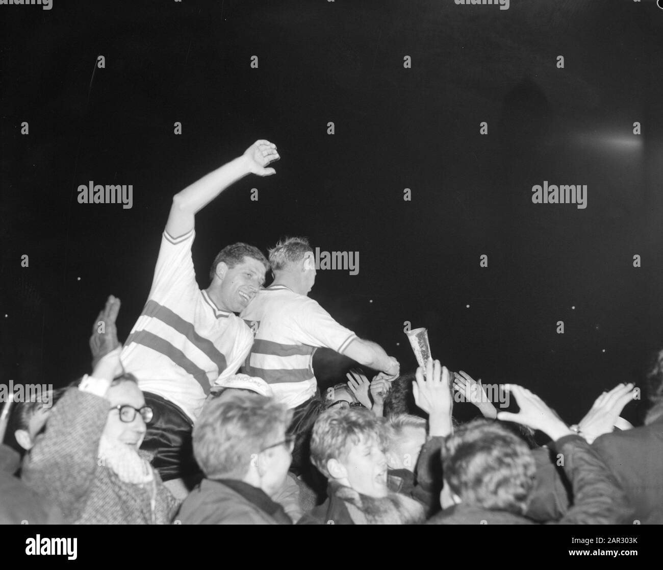 Europa Cup 1. Feyenoord gegen Reims 1:1. Van der Gijp en Kruiver op de Shoulders Datum: 13. März 1963 Ort: Rotterdam, Zuid-Holland Schlagwörter: Schultern, Sport, Fußballer persönlicher Name: Kruiver, Piet Institution Name: Feyenoord Stockfoto