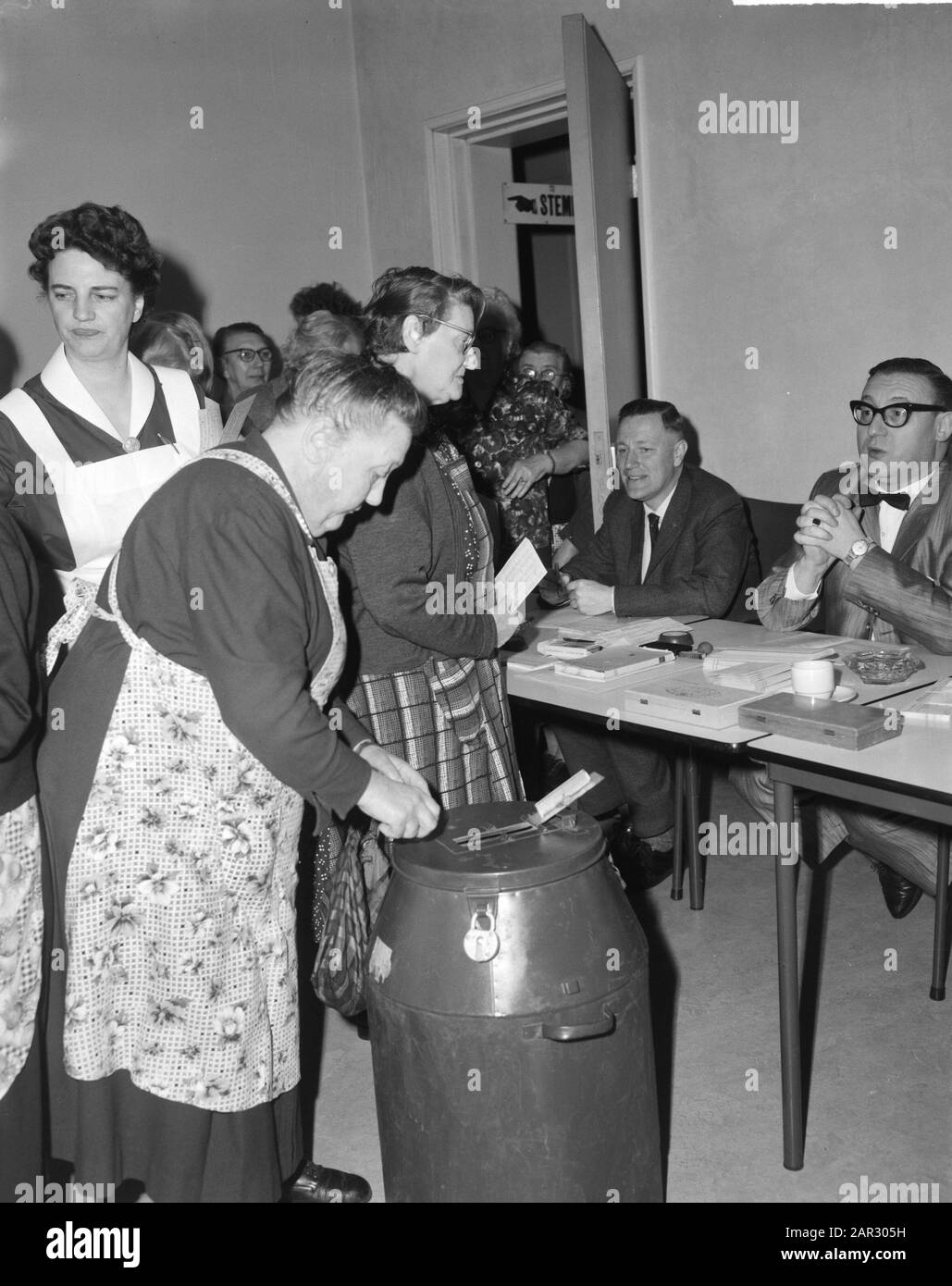 Stimmen. Die Oldies im städtischen Pflegeheim Roeterstraat bringen ihre Stimme ab Datum: 15. Mai 1963 Schlüsselwörter: Stimmen, Pflegeheime Stockfoto