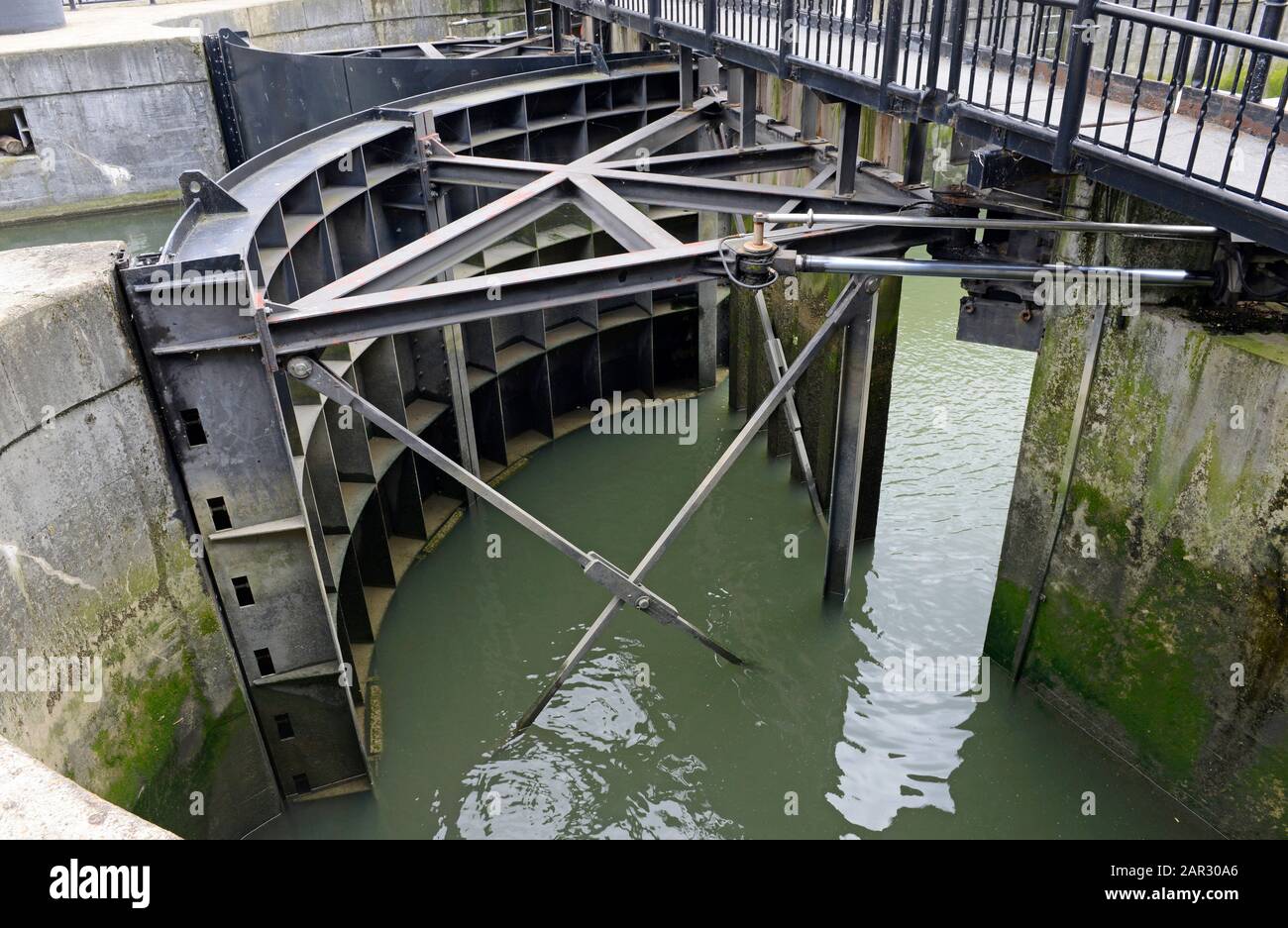 Nahaufnahme eines Schleusentors an der Limitehouse Ship Lock im Limitehouse Basin im Osten Londons, Großbritannien Stockfoto