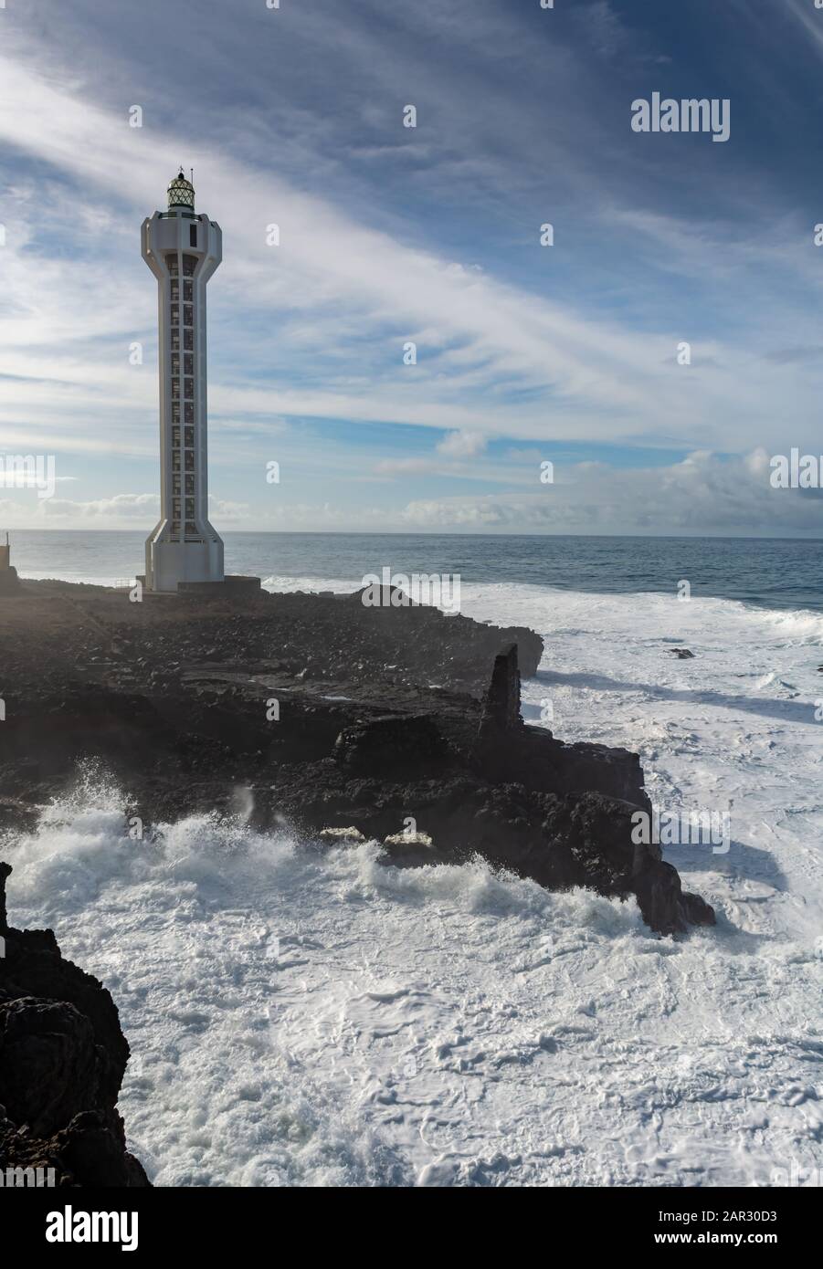 Dangerious Meeresstürme treffen auf schwarze Lavafelsen von Faro de las Hoyas, Insel La Palma, Kanarische Inseln, Spanien, schlechte Winterwetterbedingungen Stockfoto