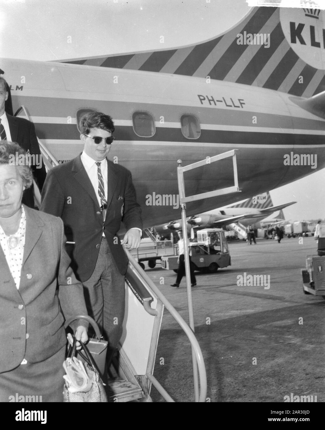 Prinz Alexander von Belgien auf Schiphol. Sohn des Ex-Königs Leopold-van-Belgien Datum: 6. August 1963 Ort: Noord-Holland, Schiphol Schlüsselwörter: Sons Stockfoto