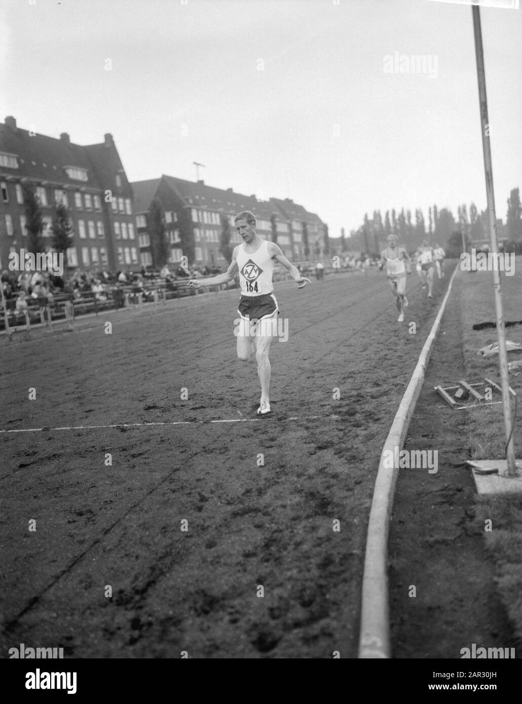 NH-Leichtathletik-Meisterschaften in Sintelbaan in Amsterdam. Die 80-m-Hürden der Damen. Konings (Zaanland) 800 m Datum: 4. August 1963 Ort: Amsterdam, Noord-Holland Schlagwörter: Leichtathletik, Hürden, Institution des Meisterschaften Name: Sintelbaan Stockfoto