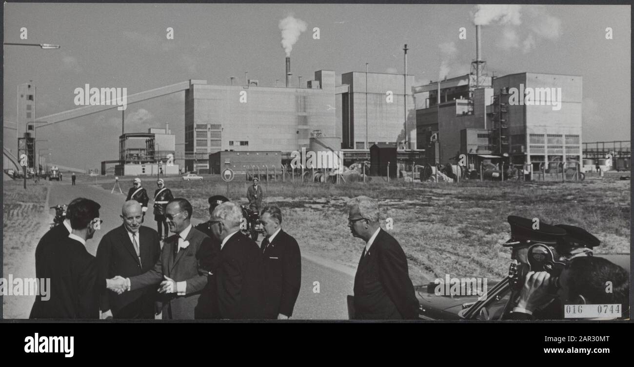 Königshaus, Fürsten, Besuche, Chemie, INDUSTRIEN, Bernhard, Fürst, Hoechst A.G., Winnacker Datum: 13. September 1968 Ort: Vlissingen, Zeeland Schlüsselwörter: INDUSTRIEN, Besuche, Chemie, Königshaus, Prinzennamen: Bernhard, Fürst, Hoechst A.G., Winnacker Stockfoto