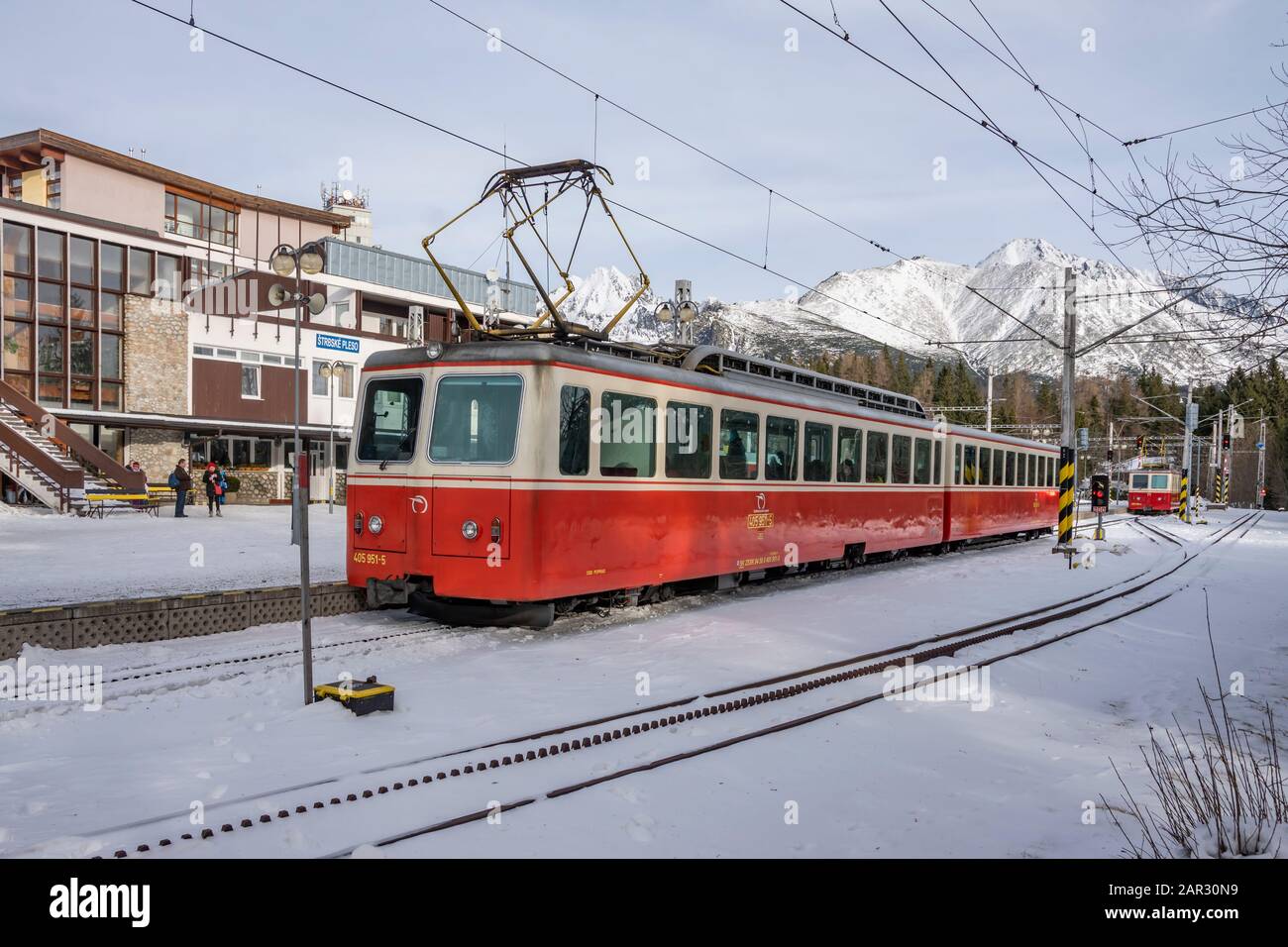 Historischer Triebwagen der ČSD-Baureihe EMU 29.0 (ZSSK-Baureihe 405.95) am Bahnhof Strbske Pleso. Hohe Tatra. Slowakei, Europa Stockfoto