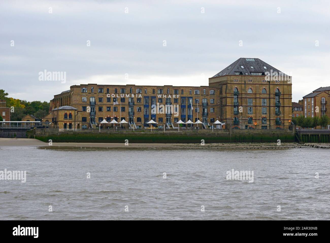 Blick auf die Gebäude von Nelson Dock gegenüber Canary Wharf am südlichen Ufer der Themse, London, Großbritannien Stockfoto
