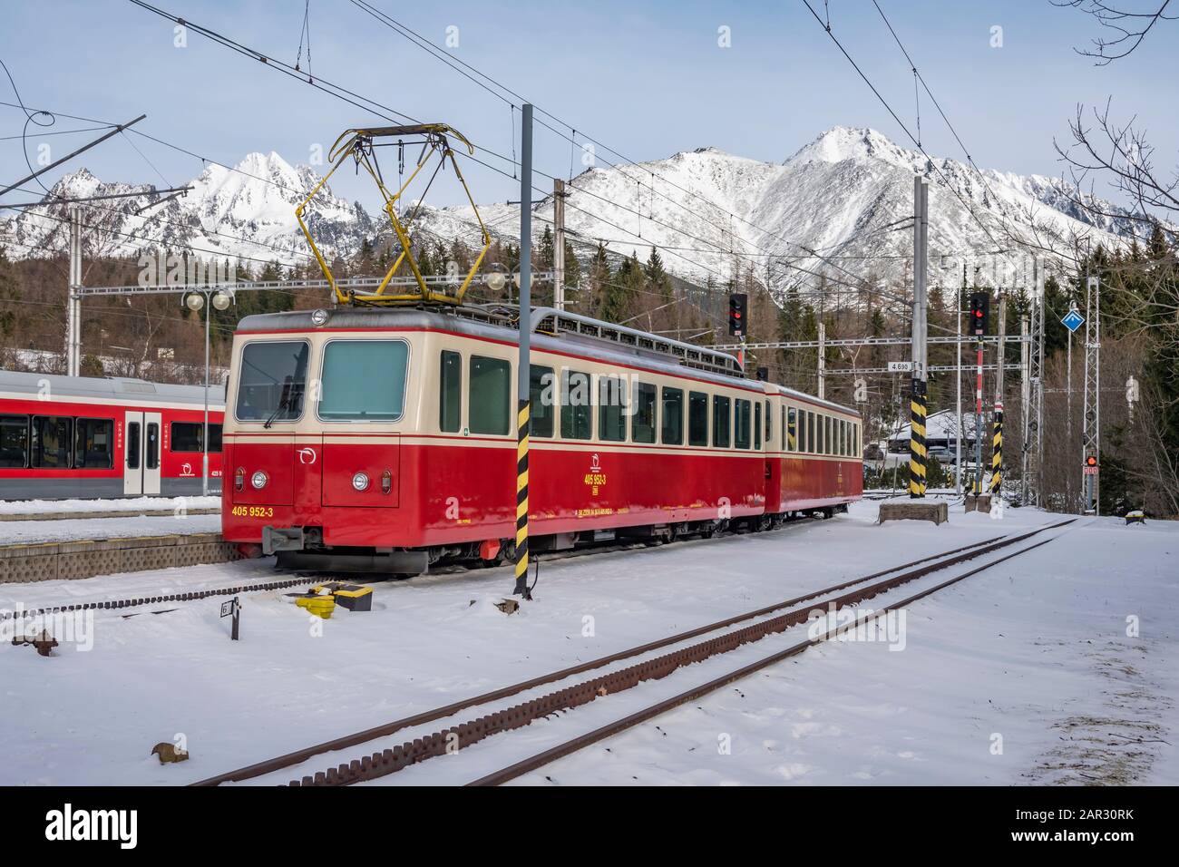 Historischer Triebwagen der ČSD-Baureihe EMU 29.0 (ZSSK-Baureihe 405.95) am Bahnhof Strbske Pleso. Hohe Tatra. Slowakei, Europa Stockfoto