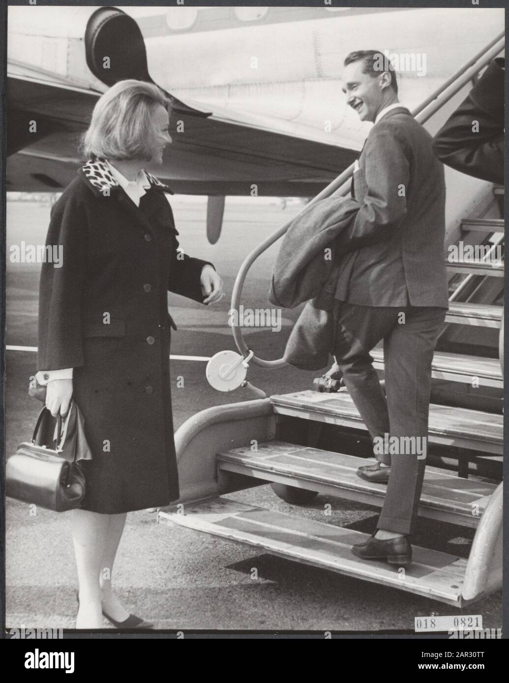 Abfahrt Don Carlos. Nach einem kurzen Aufenthalt in den Niederlanden reiste der Dienstagnachmittag von Schiphol nach Paris, die Verlobte von Prinzessin Irene Datum: 10. März 1964 Ort: Noord-Holland, Schiphol Schlüsselwörter: Königshaus, Abfahrten, Flugplätze persönlicher Name: Carlos Hugo, Prinz, Irene, Prinzessin Stockfoto