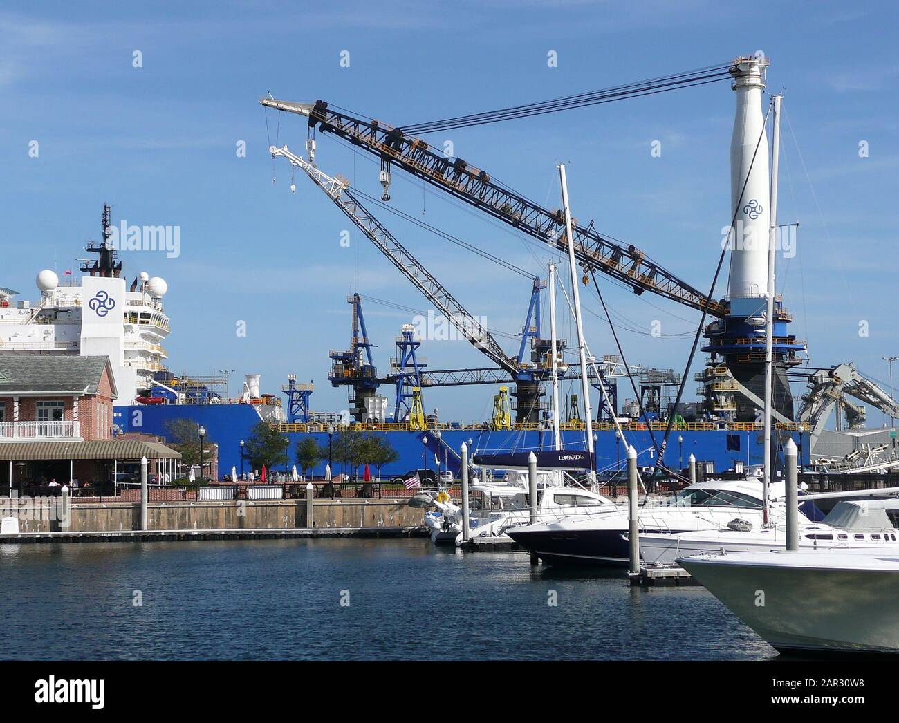 Krane Beladen und Entladen von Lieferungen und Fracht im Hafen von Pensacola, Pensacola, Florida, USA Stockfoto