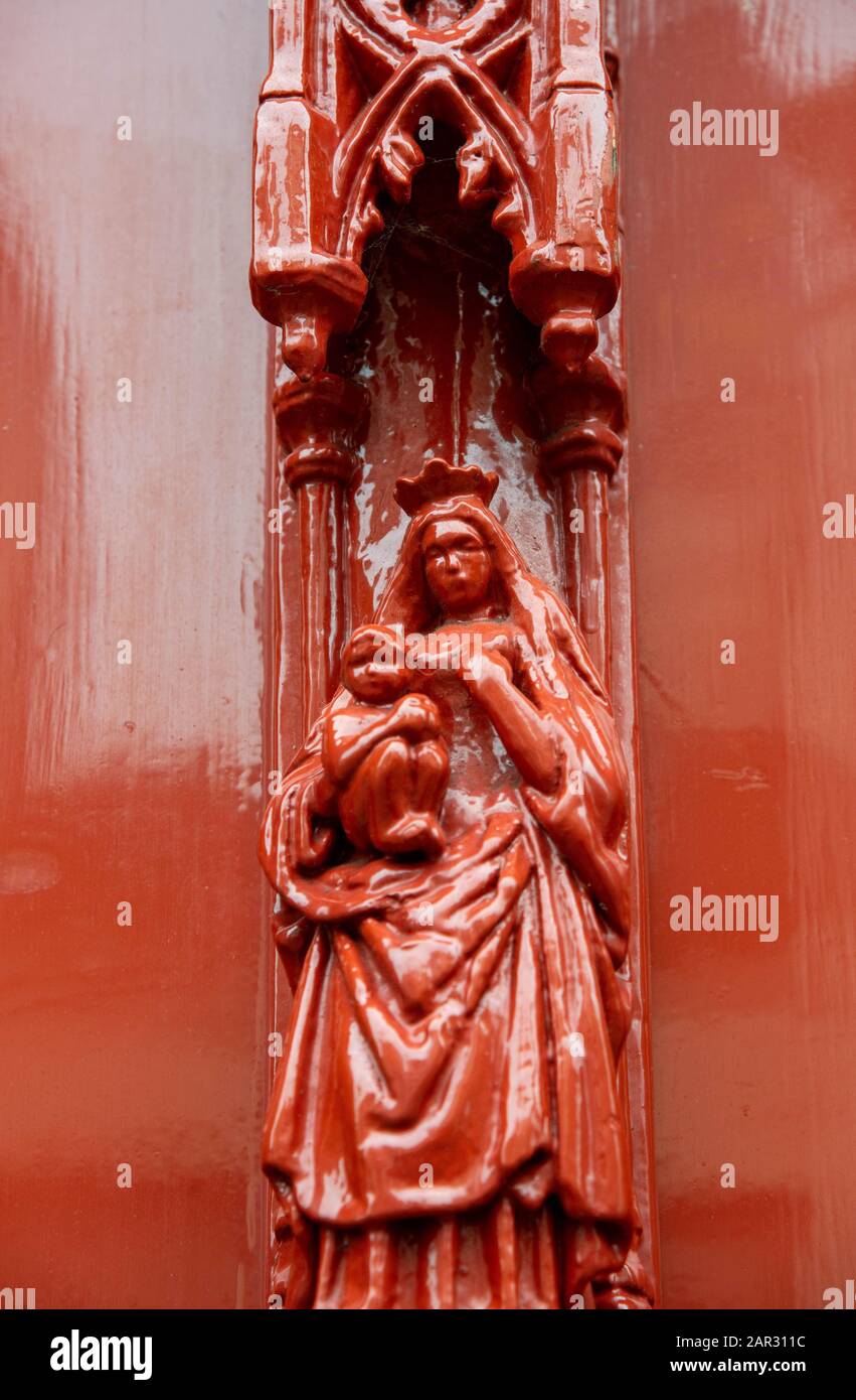 Maria mit Kind, Dekoration an der Kirchtür in Middelburg, Holland Stockfoto Maria mit Kind, Dekoration an der Kirchtür in Middelburg, Holland Stockfoto