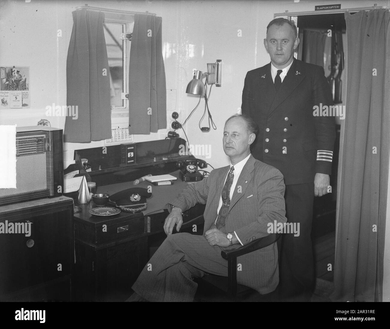 Kapitän I.J. Klein und Chefingenieur P. Lub, vom Walfänger Willem Barendsz Datum: 5. Oktober 1950 Schlagwörter: Versand, Seeleute Personenname: Klein i J, Lub P Stockfoto