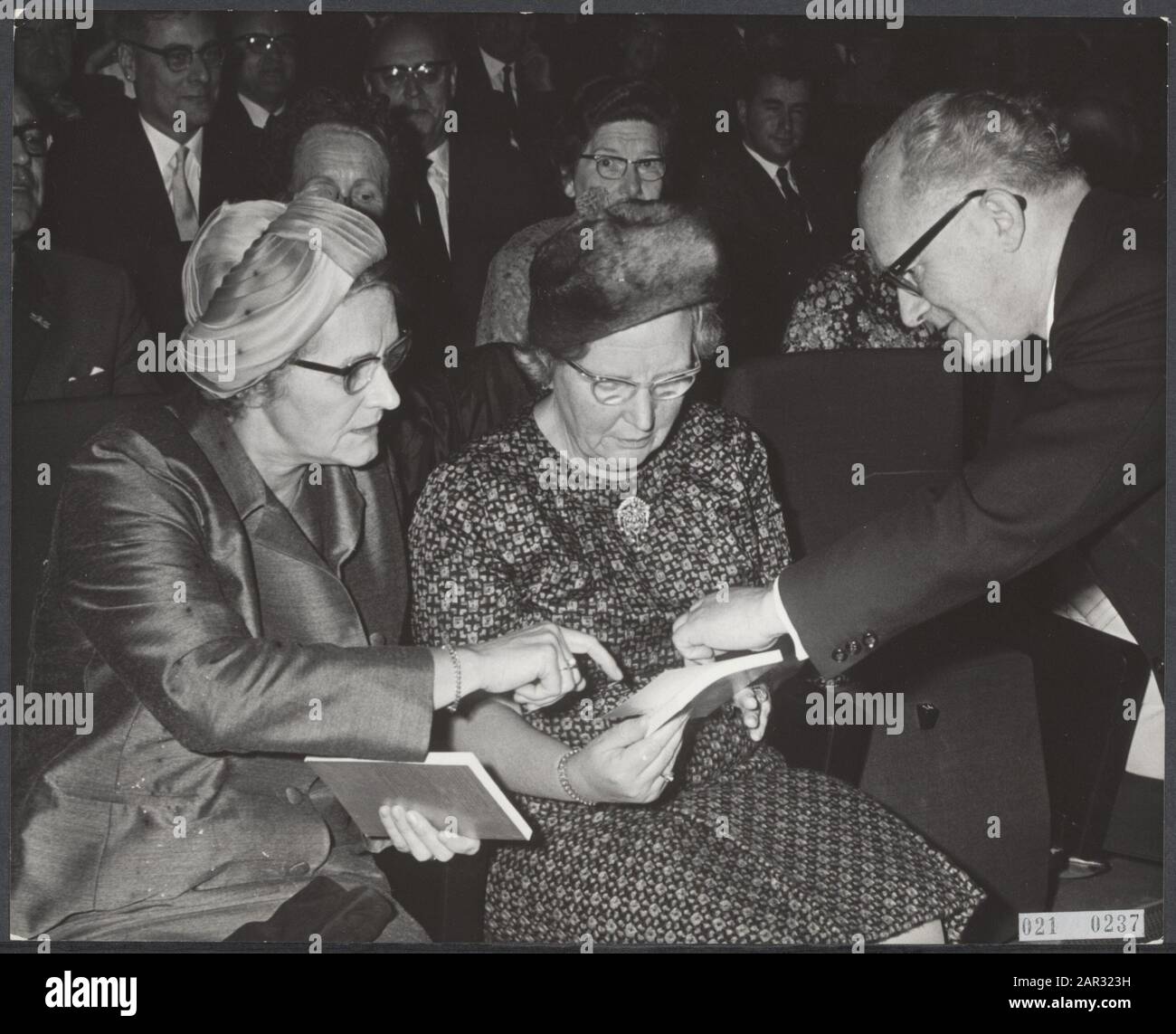 Am Zirkustheater in Scheveningen nahm Königin Juliana an der Jubiläumskonferenz des 50-jährigen Rates für soziale Fürsorge Teil. Nach seiner Eröffnungsrede war der Vorsitzende DS. F.H. Landman bot der Königin und Ministerin M.A.M. Klompé von CRM das Jubiläumsbuch View op morgen bis heute: 3. Oktober 1968 Ort: Scheveningen, Zuid-Holland Schlüsselwörter: Kongresse, Geschenke, Königinnen, Name der königlichen Hausperson: Juliana (Prinzessin Niederlande), Klompé, Marga, Landman, F.H. Stockfoto