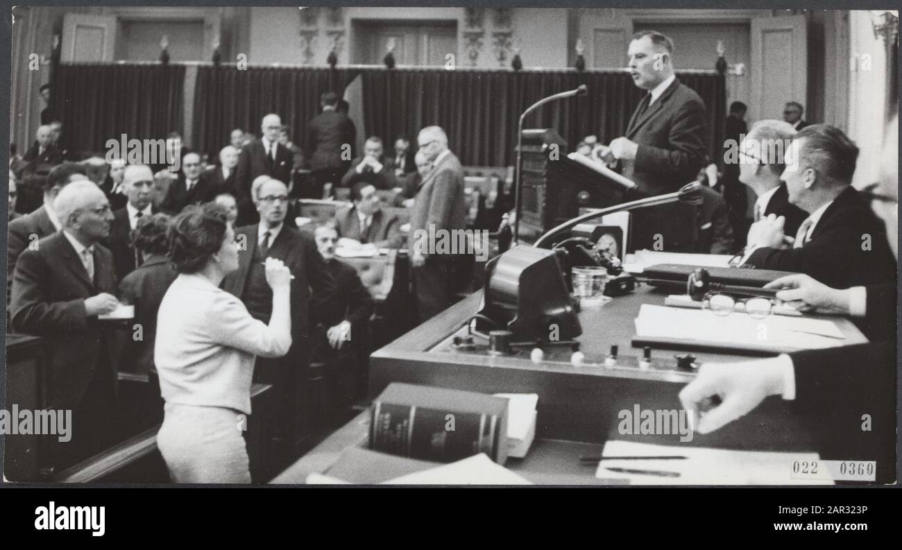Repräsentantenhaus. Am Mittwochnachmittag hat Frau Van Someren-Downer (VVD) ihren gestern eingereichten Antrag bezüglich des Zugangs zu allen Büchern der Rundfunkvereine zurückgezogen. Als Herr Van der Kieft (ARP) sprach, wurde er von Frau van Someren (links) interupiert. Rechts von ihr, herr van Doorn, Vorsitzender des KRO Datum: 18. März 1964 Ort: Den Haag, Zuid-Holland Schlüsselwörter: Debatten, Anträge, Sender, politische Person: Doorn H. van, Kieft van der Stockfoto